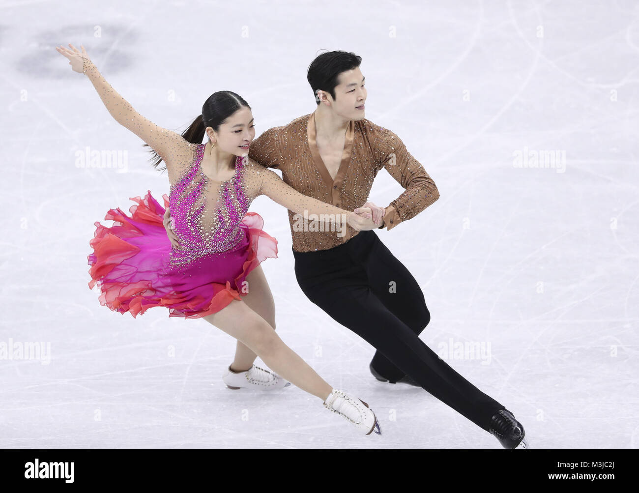 Pyeongchang, Corea del Sud. Xi Febbraio, 2018. Maia Shibutani (L) e Alex Shibutani di competere negli Stati Uniti durante la danza su ghiaccio breve danza di pattinaggio di figura team evento al 2018 PyeongChang Olimpiadi invernali in Gangneung Ice Arena, Corea del Sud, il 11 febbraio, 2018. Credito: Han Yan/Xinhua/Alamy Live News Foto Stock