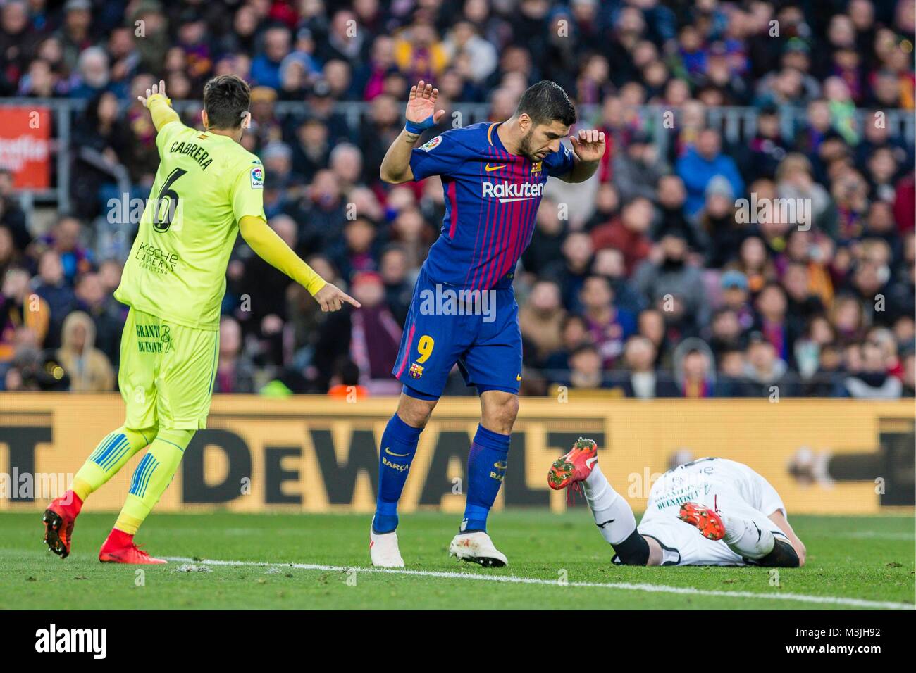 Barcellona, Spagna. Xi Febbraio, 2018. FC Barcelona avanti Luis Suarez (9), Getafe CF defender Leandro Cabrera (6) e Getafe CF portiere Vicente Guaita (13) durante la partita tra FC Barcelona contro il Getafe, per il round 23 del Liga Santander, giocato al Camp Nou Stadium il 11 febbraio 2018 a Barcellona, Spagna. Credito: CORDON PREMERE/Alamy Live News Cordon premere Foto Stock