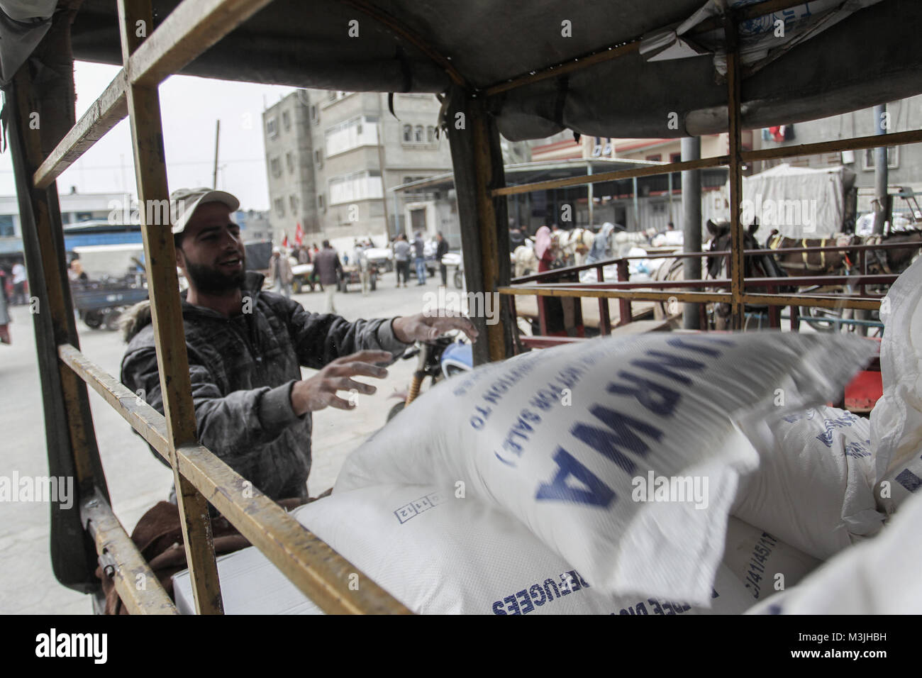 La striscia di Gaza, Territori palestinesi - 11 febbraio 2018A palestinesi ricevono aiuti alimentari all'interno delle Nazioni Unite' uffici presso il Khan Yunis Refugee Camp nel sud della striscia di Gaza, il 11 febbraio, 2018. © Abed Rahim Khatib / risveglio / Alamy Live News Foto Stock