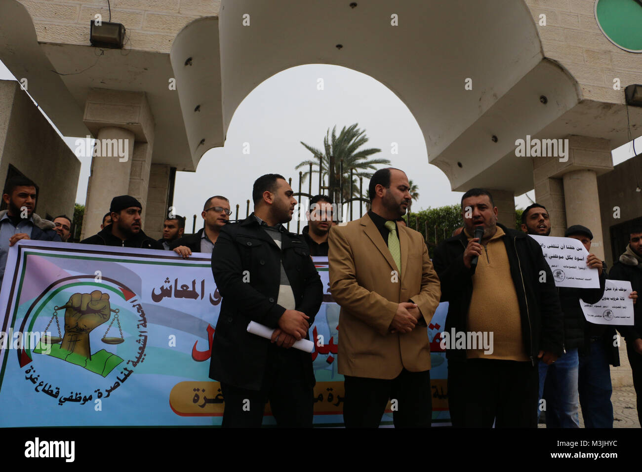 Febbraio 11, 2018 - La Campagna Nazionale per la difesa di Gaza i collaboratori a organizzare una veglia davanti al Consiglio legislativo palestinese nella Striscia di Gaza City per esigere la parità delle retribuzioni, e per la ricerca di una soluzione politica alla crisi di Gaza Credito: Ahmad Hasaballah/ImagesLive/ZUMA filo/Alamy Live News Foto Stock