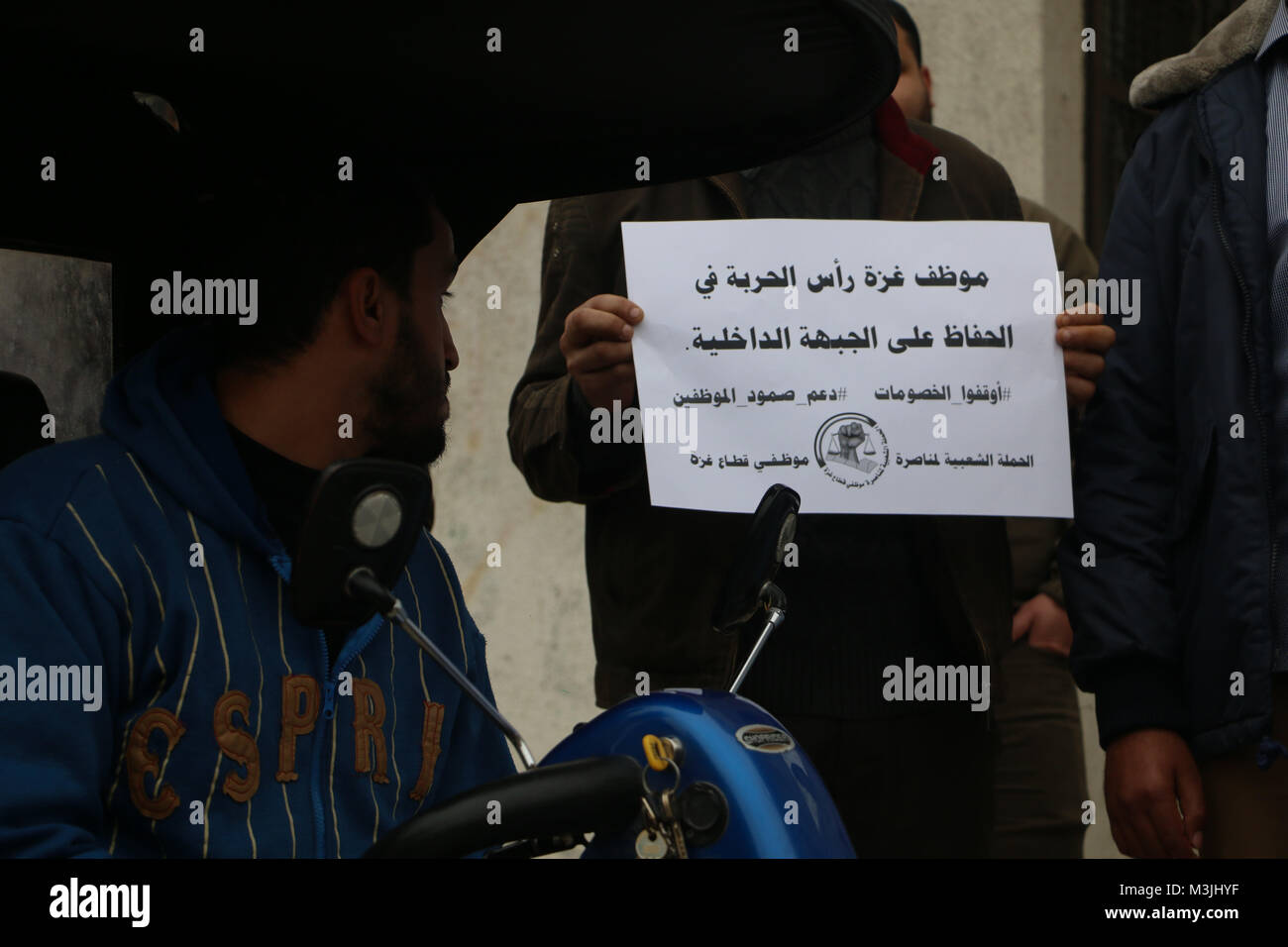 Febbraio 11, 2018 - La Campagna Nazionale per la difesa di Gaza i collaboratori a organizzare una veglia davanti al Consiglio legislativo palestinese nella Striscia di Gaza City per esigere la parità delle retribuzioni, e per la ricerca di una soluzione politica alla crisi di Gaza Credito: Ahmad Hasaballah/ImagesLive/ZUMA filo/Alamy Live News Foto Stock