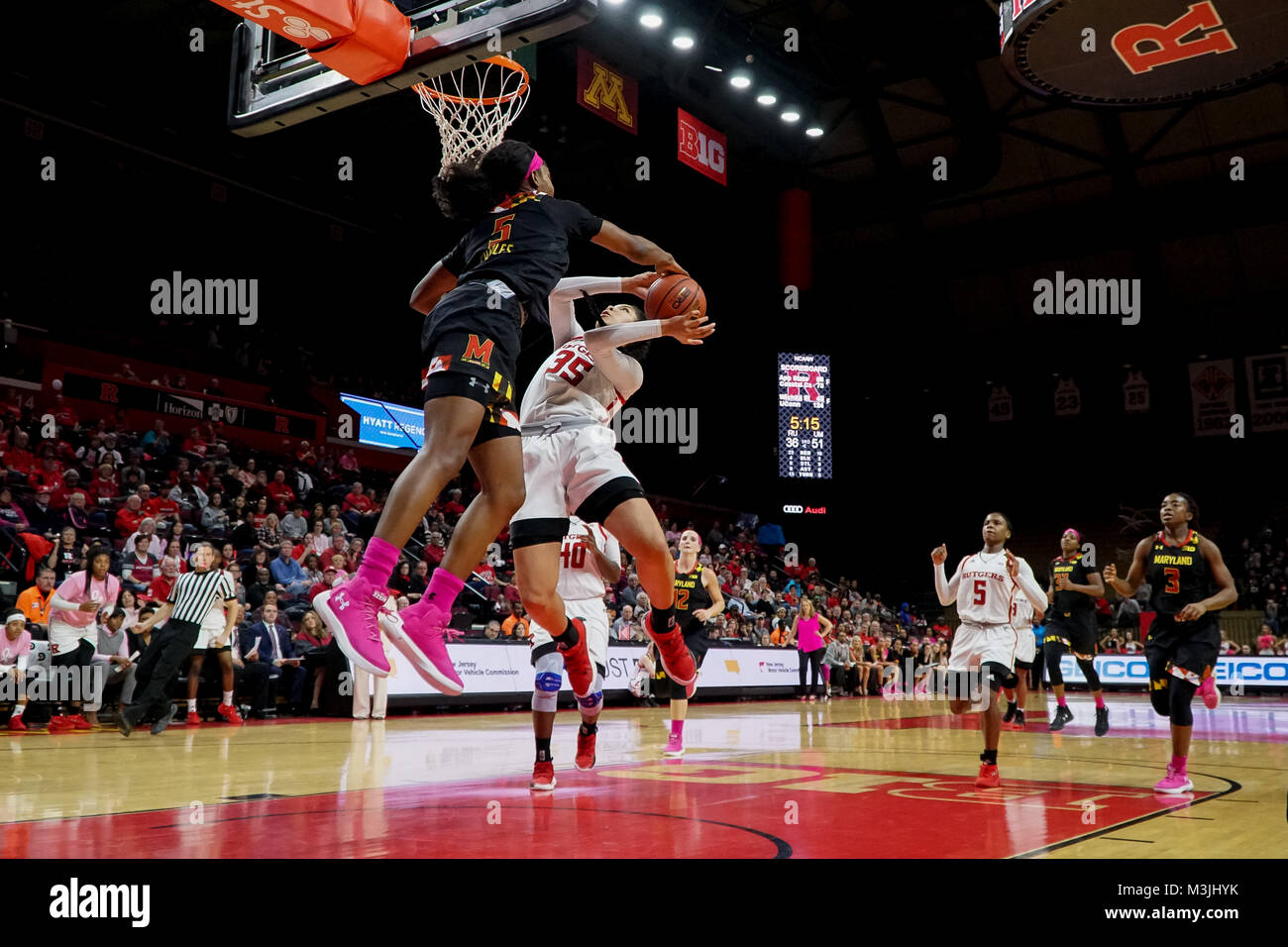 Piscataway, New Jersey, USA. Xi Febbraio, 2018. Maryland guardia, KAILA CHARLES (5), trascina i blocchi un colpo dalla Rutgers' STASHA CAREY (15) in un gioco al Rutgers Athletic Center di Piscataway, New Jersey. Credito: Joel Plummer/ZUMA filo/Alamy Live News Foto Stock