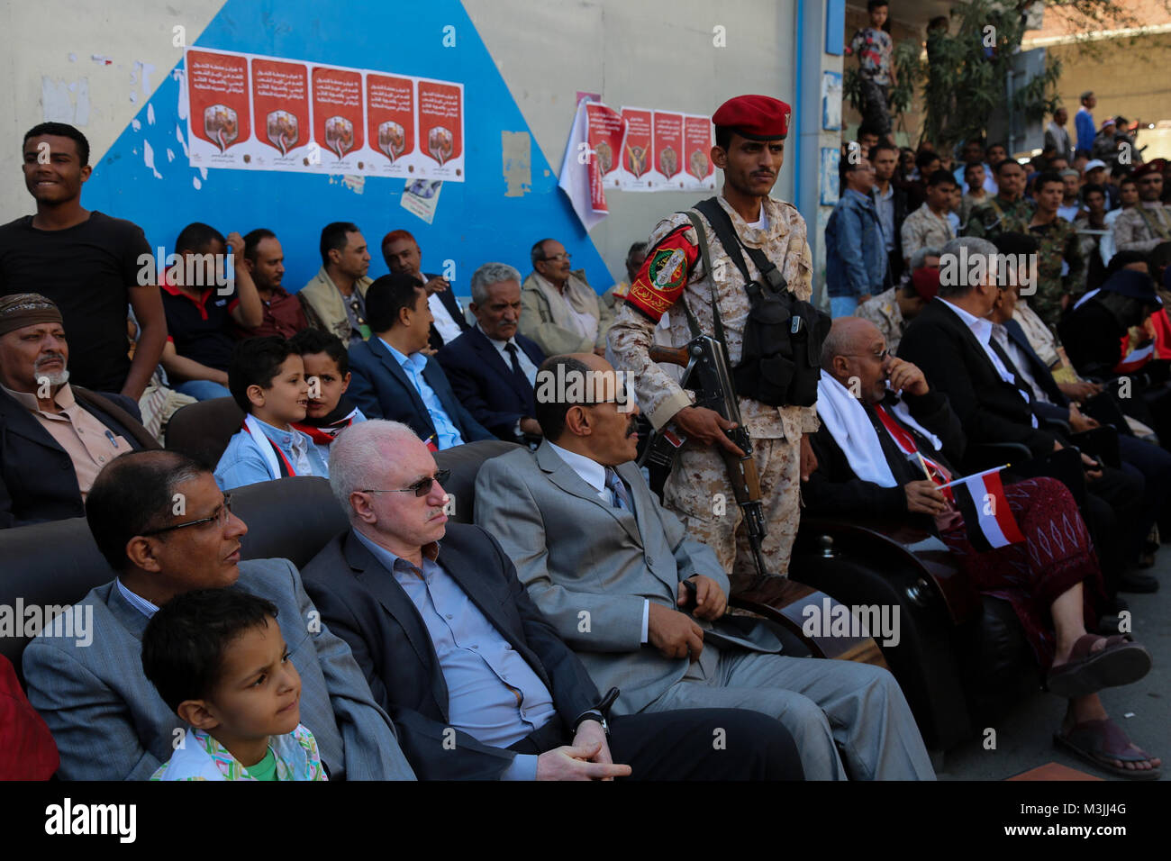 Migliaia di persone si riuniscono nel mezzo di Jamal Street a Taiz per celebrare il settimo anniversario del 11 febbraio 2011 Rivoluzione, quando migliaia di Yemenis ha preso per le strade della capitale e di altre città per chiedere riforme politiche ed economiche. Xi Febbraio, 2018. Alla celebrazione hanno partecipato autorità locali nonché un elevato grado di sicurezza e di capi militari Credito: Abdulnasser Alseddiki/ImagesLive/ZUMA filo/Alamy Live News Foto Stock