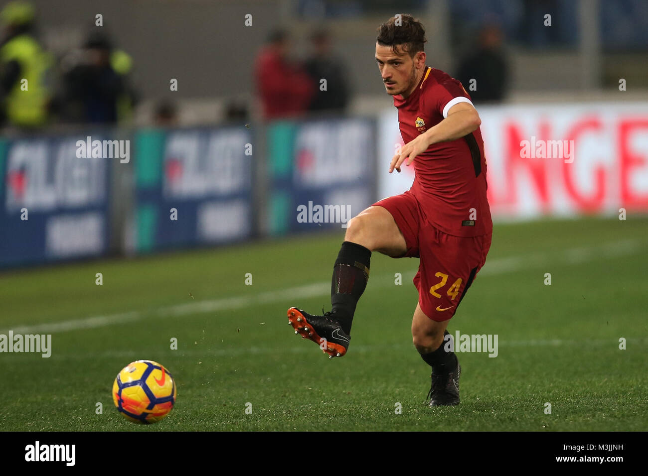 Roma, Italia. Xi Febbraio, 2018. Stadio Olimpico di Roma, Italia; di calcio della Serie A, Roma rispetto a Benevento; Alessandro Florenzi di Roma controlla il credito a sfera: Giampiero Sposito/Alamy Live News Foto Stock