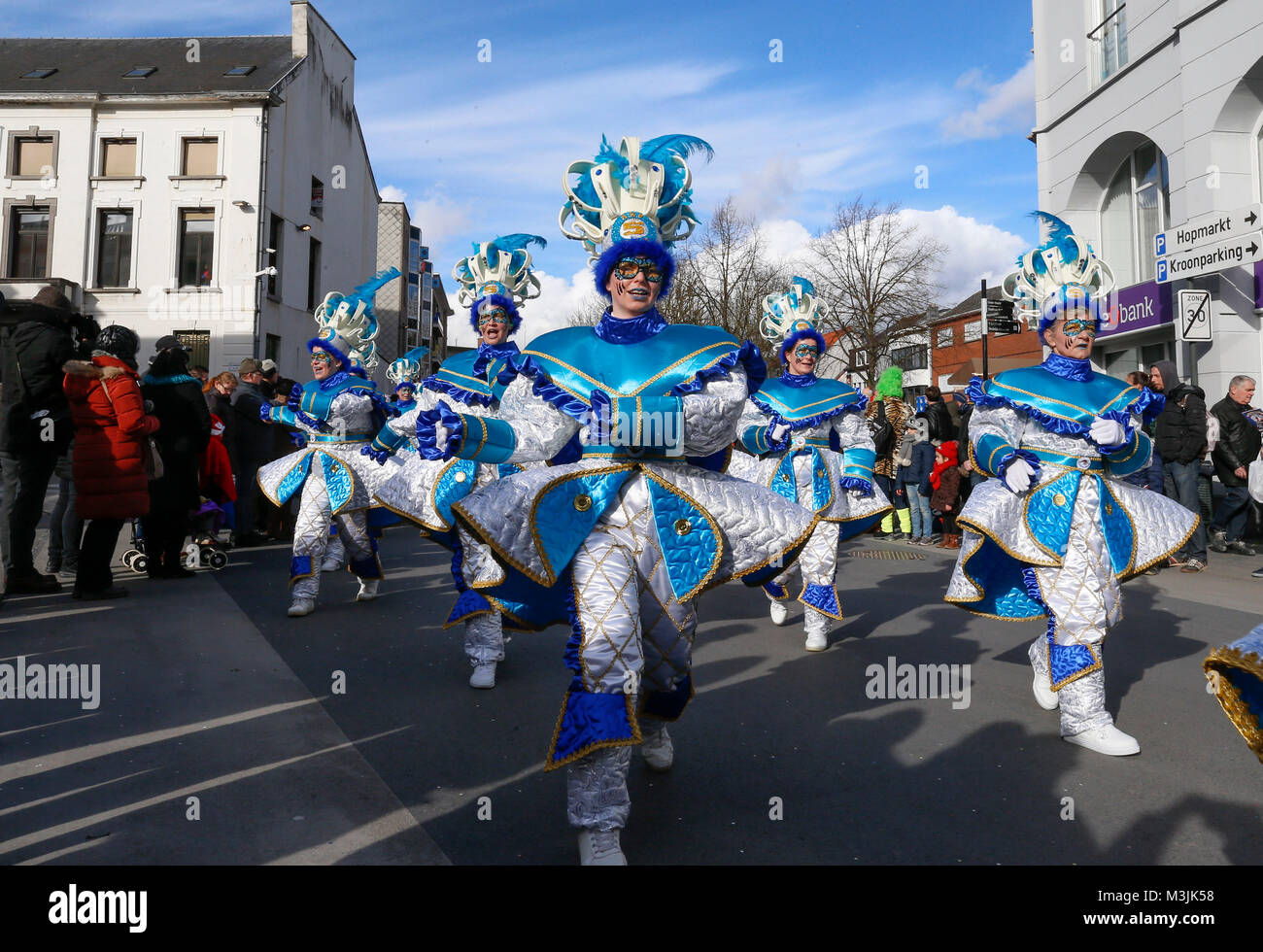 Bruxelles, Belgio. Xi Febbraio, 2018. I festaioli frequentare il novantesimo sfilata di carnevale a Aalst, una trentina di chilometri a nord-ovest da Bruxelles, capitale del Belgio, su 11 Febbraio, 2018. Migliaia di gaudenti hanno partecipato all'annuale Aalst il Carnevale la Domenica, che è stato iscritto sulla lista rappresentativa del patrimonio culturale immateriale dell umanità dall UNESCO nel 2010. Credito: Voi Pingfan/Xinhua/Alamy Live News Foto Stock