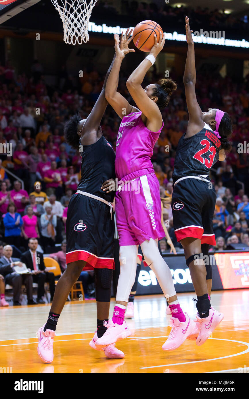 11 febbraio 2018: Mercedes Russell #21 del Tennessee Lady Volunteers tenta di sparare la palla mentre Caliya Robinson #4 e Que Morrison #23 della Georgia Bulldogs difendere durante il NCAA pallacanestro tra la University of Tennessee Lady volontari e l'Università di Georgia Bulldogs a Thompson Boling Arena a Knoxville TN Tim Gangloff/CSM Foto Stock