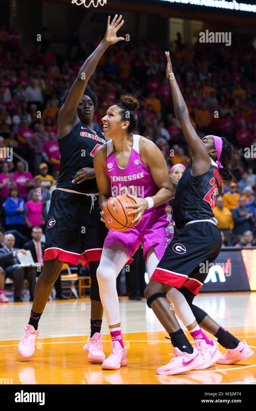 11 febbraio 2018: Mercedes Russell #21 del Tennessee Lady Volunteers tenta di sparare la palla mentre Caliya Robinson #4 e Que Morrison #23 della Georgia Bulldogs difendere durante il NCAA pallacanestro tra la University of Tennessee Lady volontari e l'Università di Georgia Bulldogs a Thompson Boling Arena a Knoxville TN Tim Gangloff/CSM Foto Stock