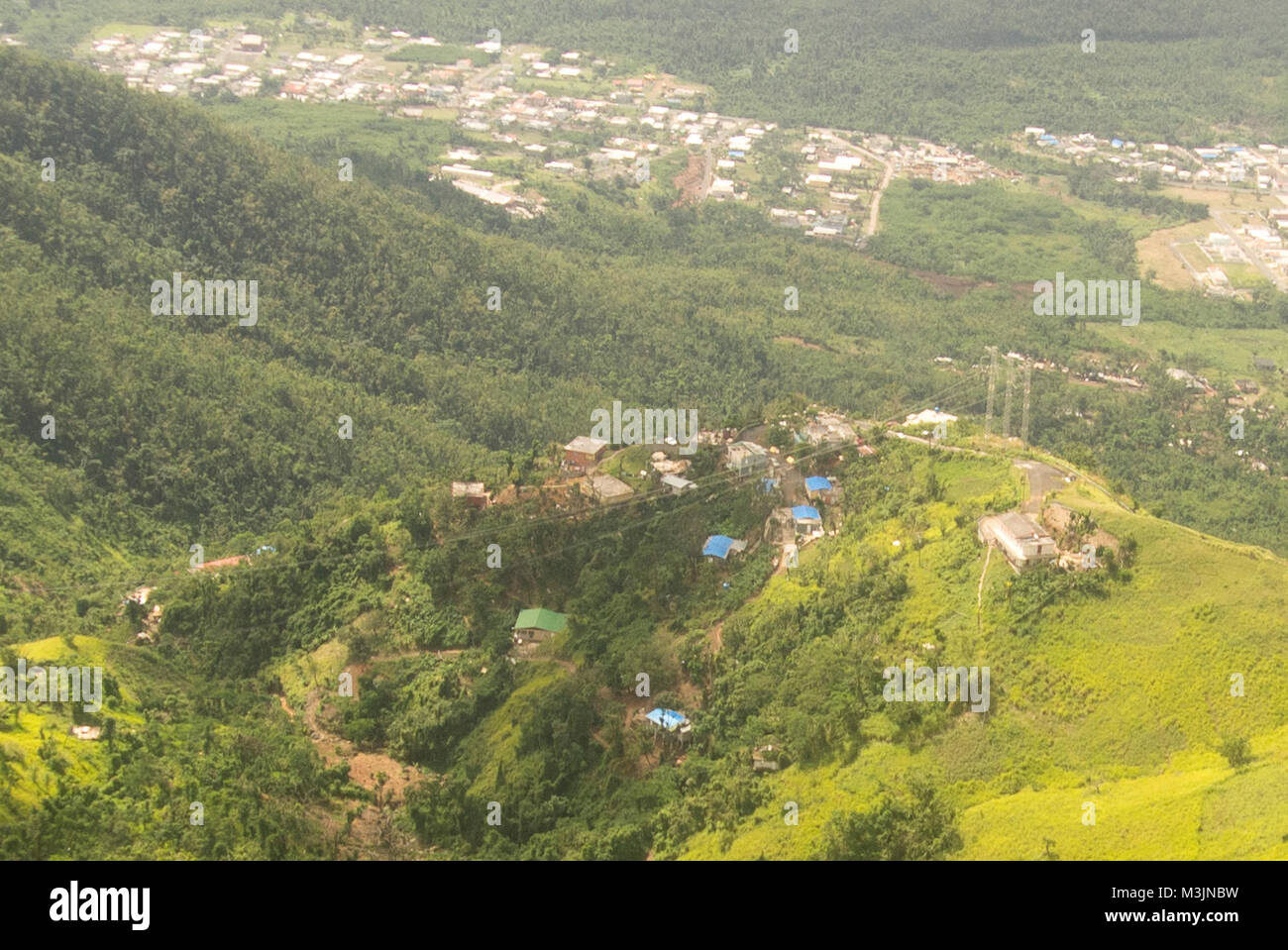 Più di una dozzina di funzionari di Stati Uniti Esercito di ingegneri, la Federal Emergency Management Agency e il Puerto Rico Energia Elettrica Autorità, intervistate il Puerto Rico paesaggio a sorvegliare i progressi della potenza di restauro in missione dopo gli uragani di Irma e Maria. Il percorso in elicottero ha volato oltre 190 miglia di linee di potenza in esecuzione su terreno montuoso. Il lavoro qui spesso non ha strade per offrire attrezzature pesanti e materiale. Tutto ciò deve essere messo insieme in pezzi sollevata in elicottero e portato a zone cancellate del fogliame della giungla, spesso da machete e chainsa Foto Stock