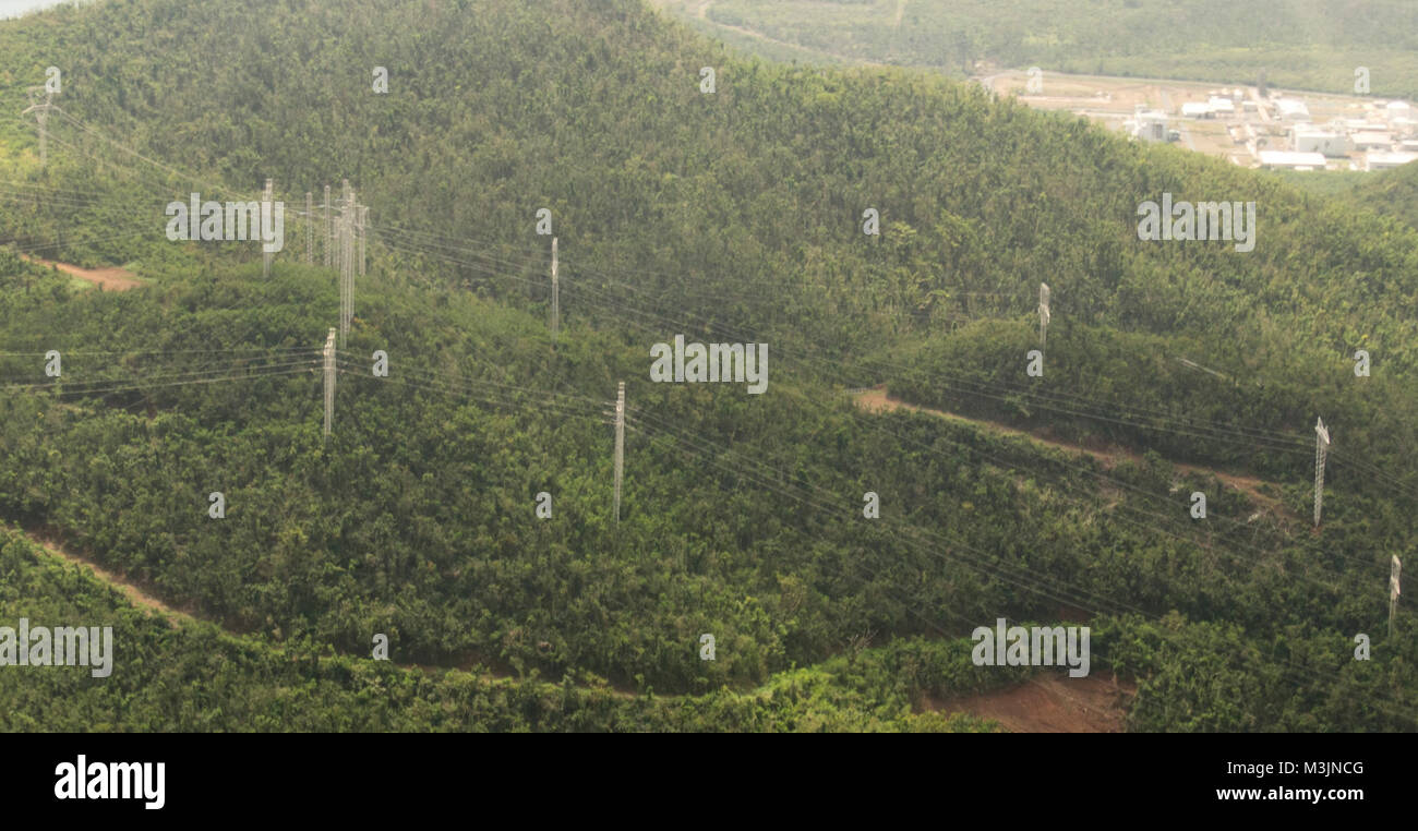 Più di una dozzina di funzionari di Stati Uniti Esercito di ingegneri, la Federal Emergency Management Agency e il Puerto Rico Energia Elettrica Autorità, intervistate il Puerto Rico paesaggio a sorvegliare i progressi della potenza di restauro in missione dopo gli uragani di Irma e Maria. Il percorso in elicottero ha volato oltre 190 miglia di linee di potenza in esecuzione su terreno montuoso. Il lavoro qui spesso non ha strade per offrire attrezzature pesanti e materiale. Tutto ciò deve essere messo insieme in pezzi sollevata in elicottero e portato a zone cancellate del fogliame della giungla, spesso da machete e chainsa Foto Stock