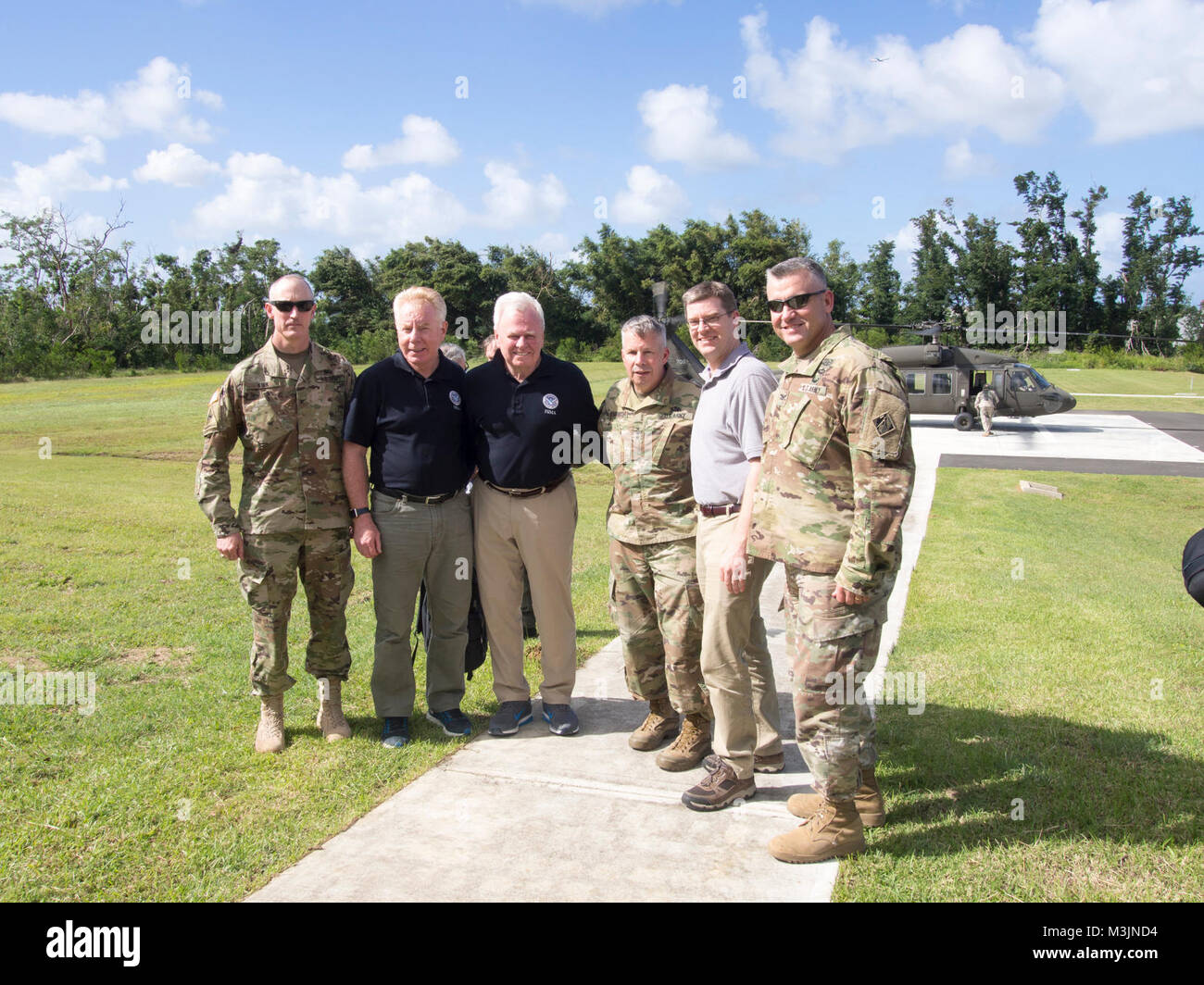 Più di una dozzina di funzionari di Stati Uniti Esercito di ingegneri, la Federal Emergency Management Agency e il Puerto Rico Energia Elettrica Autorità, intervistate il Puerto Rico paesaggio a sorvegliare i progressi di una varietà di USACE Disaster Relief missioni in dopo gli uragani di Irma e Maria. Il gruppo che ha partecipato al tour in elicottero incluso, da sinistra a destra, Col. Jason Kirk, comandante della Task Force potenza; Michael Byrne, il Coordinamento federale Officer per la FEMA; Thomas von Essen, Amministratore Regionale della Regione FEMA II; Lt. Gen. Todd T. Semonite, comanda la gene Foto Stock