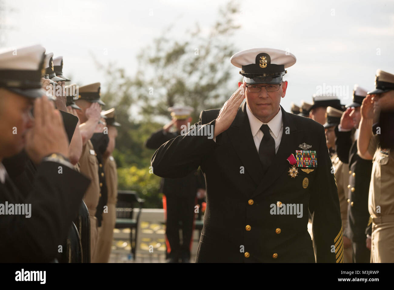 III Marine forza expeditionary il comando Master Chief Petty Officer Michael J. Fasano dà un ultimo saluto ai suoi colleghi membri del servizio al Marine Corps Air Station Futenma, Okinawa, in Giappone, Febbraio 9, 2018. Fasano, nativo di Mobile, Alabama, arruolato in Marina e frequentato il reclutamento di formazione durante il mese di dicembre 1986 a San Diego, California. Si ritirò dopo quasi 32 anni di onorato servizio per gli Stati Uniti Navy. (U.S. Marine Corps Foto Stock