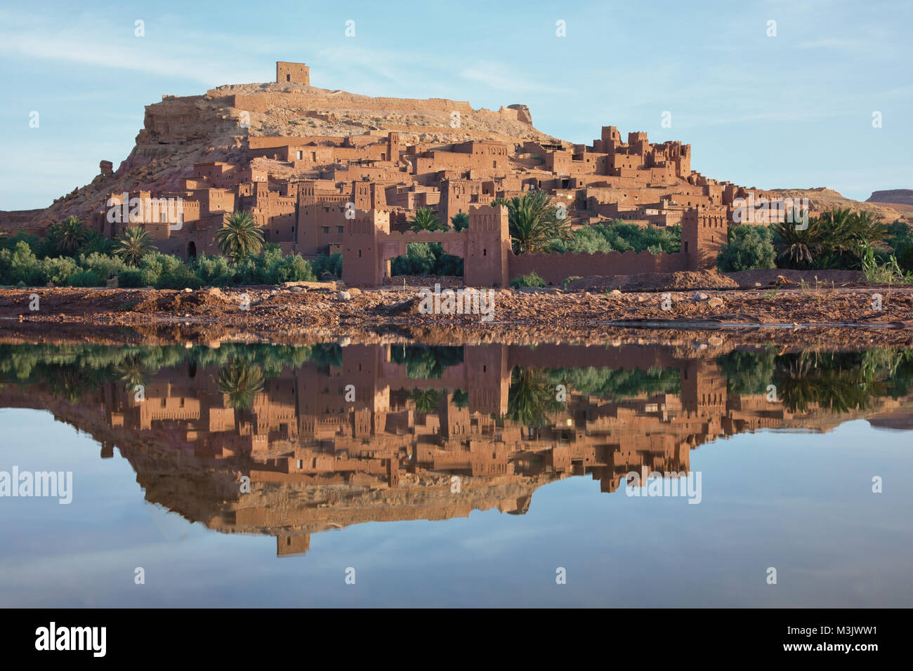 Aït Ben Haddou città fortificata cittadella fiume riflessione Marocco Ouarzazate antico patrimonio mondiale UNESCO Foto Stock