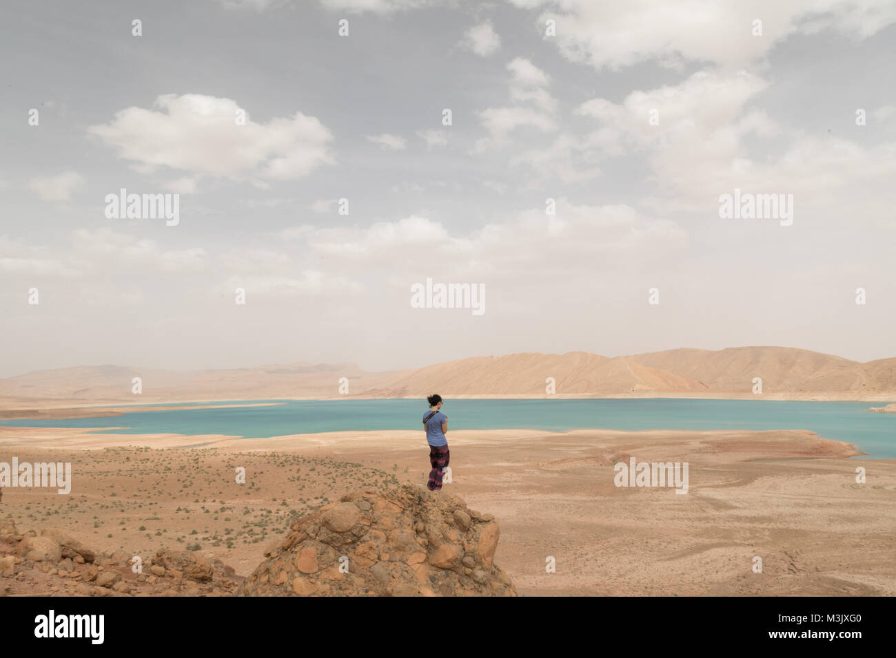 Asian giovane donna guardando fuori vista lago pittoresco paesaggio blu-turchese Marocco Foto Stock