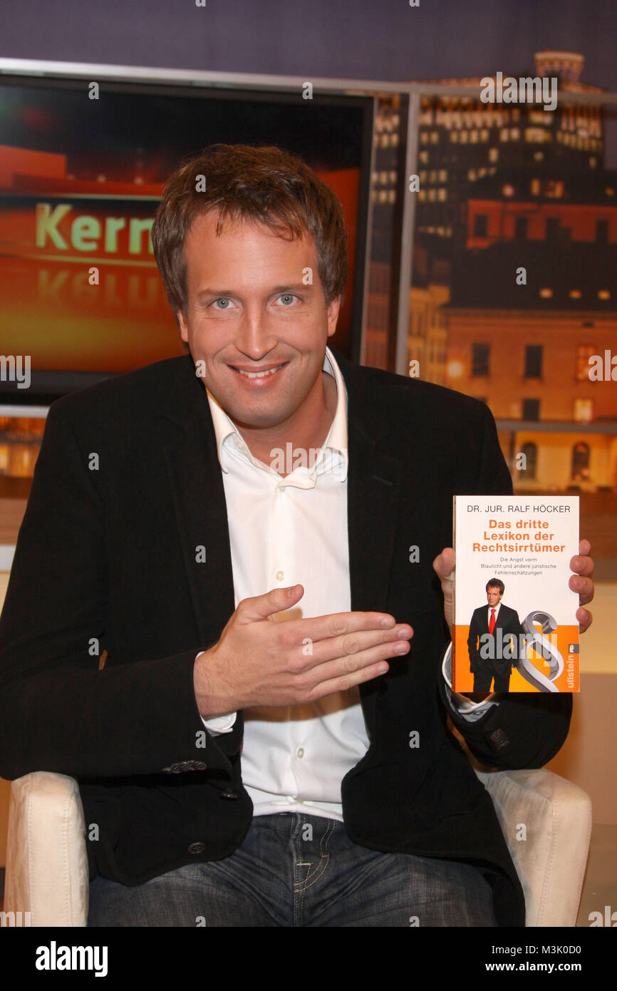Kerner, Erste Sendung bei SAT1, Amburgo, 02.11.2009, Ralf Hoecker, deutscher Rechtsanwalt, bekannt wurde er durch drei Lexika, in denen er populaere Rechtsirrtuemer aufklaert. Foto Stock