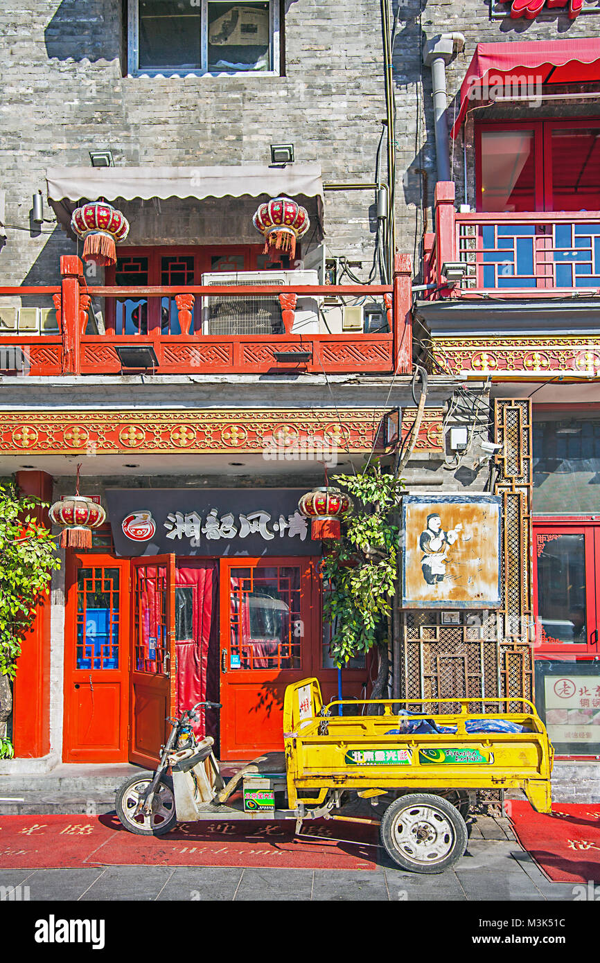 Auto elettrica nel Huguosi Street nel quartiere di Xicheng Pechino CINA Foto Stock