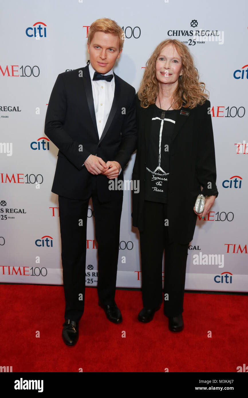Ronan Farrow e Mia Farrow frequentare il tempo 100 Gala presso il Lincoln Center il 21 aprile 2015 a New York City. Foto Stock