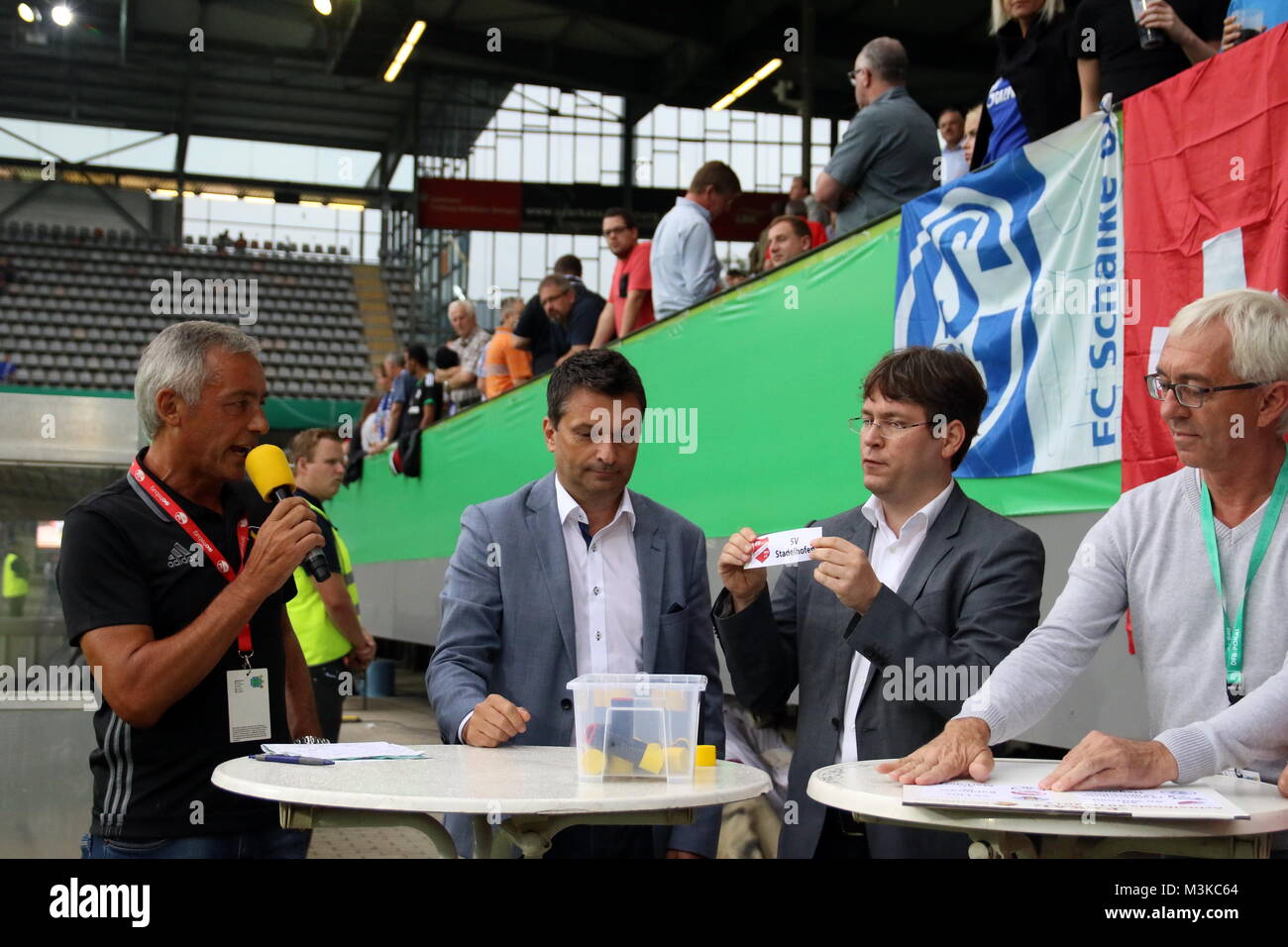 Auslosung Achtelfinale SBFV-Pokal 2016/17: v.li. Sport Vorstand Christian Heidel (Schalke 04) fungierte als Glücksfee, rechts, VP Dr. Christian Dusch (SBFV) - DFB-Pokal 16/17 1 HR: FC 08 Villingen - Schalke 04 Foto Stock