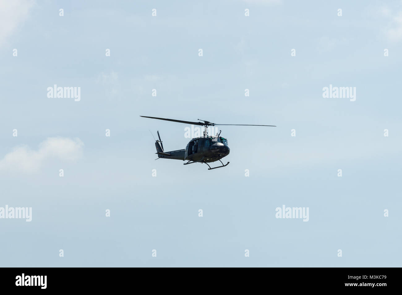 Berlino, Germania - Giugno 03, 2016: dimostrazione di volo di militare elicottero Bell UH-1 Iroquois. Esercito Tedesco. Mostra ILA Berlin Air Show 2016 Foto Stock