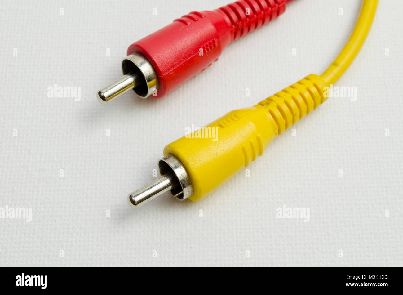 Uno studio fotografico di rosso e giallo maschio connettori phono Foto Stock