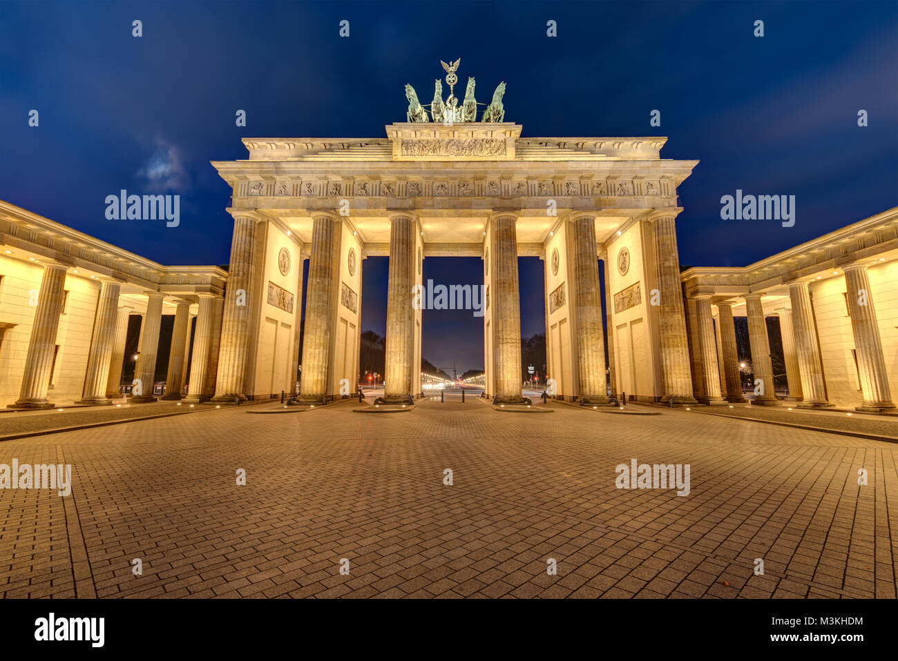 Gli illuminati Porta di Brandeburgo a Berlino di notte Foto Stock