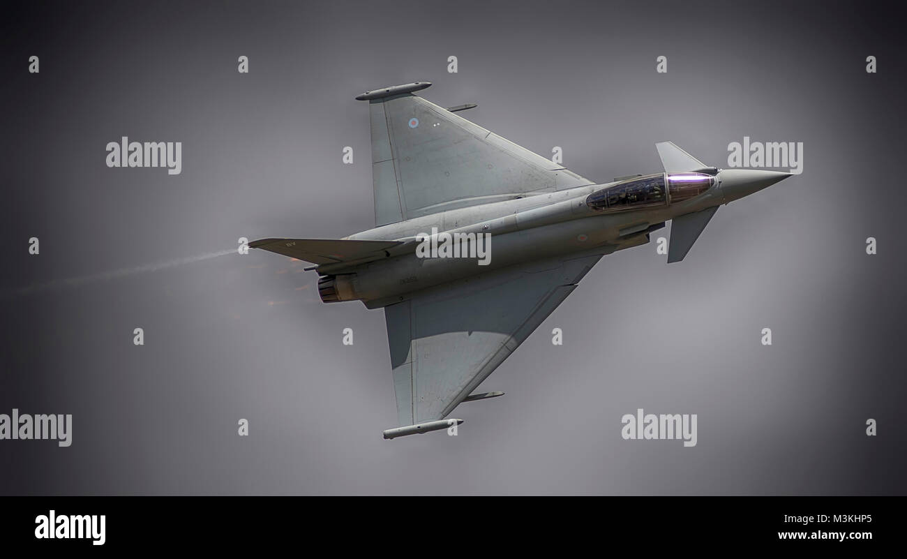 RAF Typhoon FGR4 display di volo al RIAT 2017, RAF Fairford, UK. Credito: Malcolm Park/Alamy Foto Stock