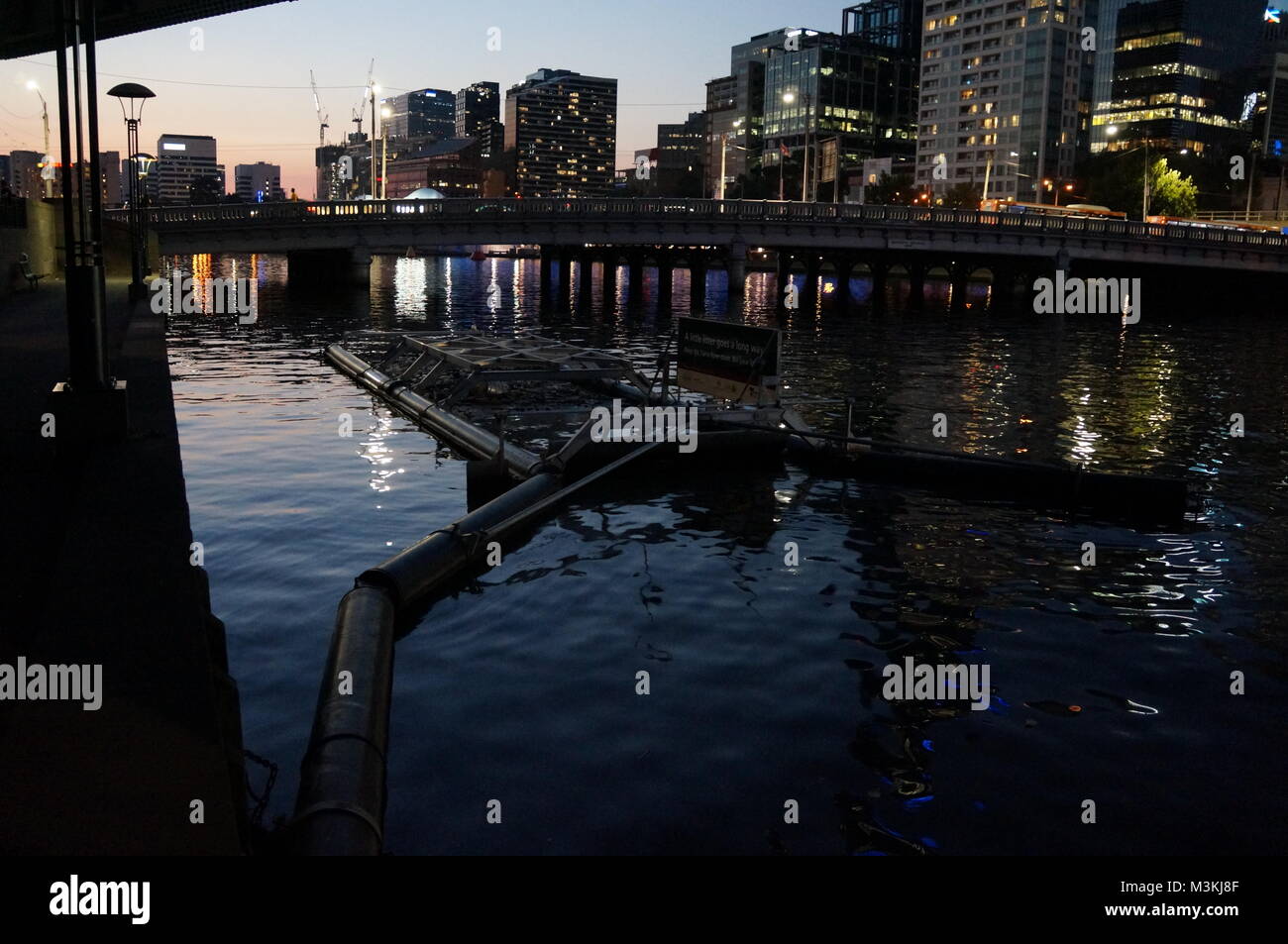 Lang="x-default' raccolta di lettiera in fiume Foto Stock