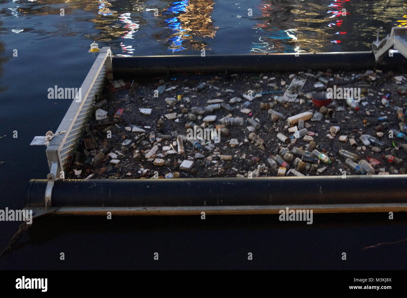 Lang="x-default' raccolta di lettiera in fiume Foto Stock