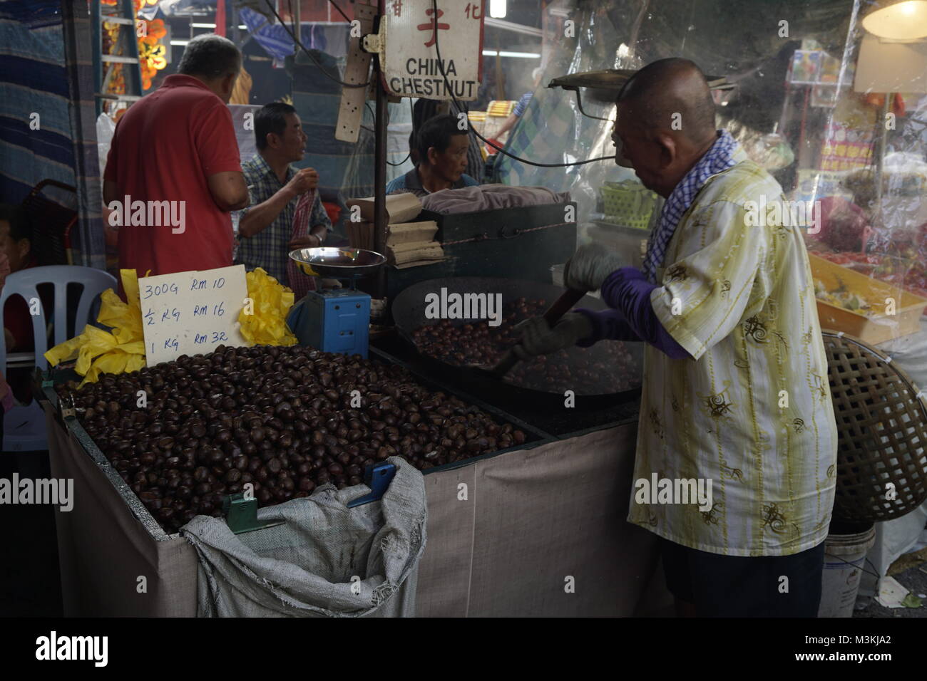 Castagne arrosto stallo in Malaysia Foto Stock