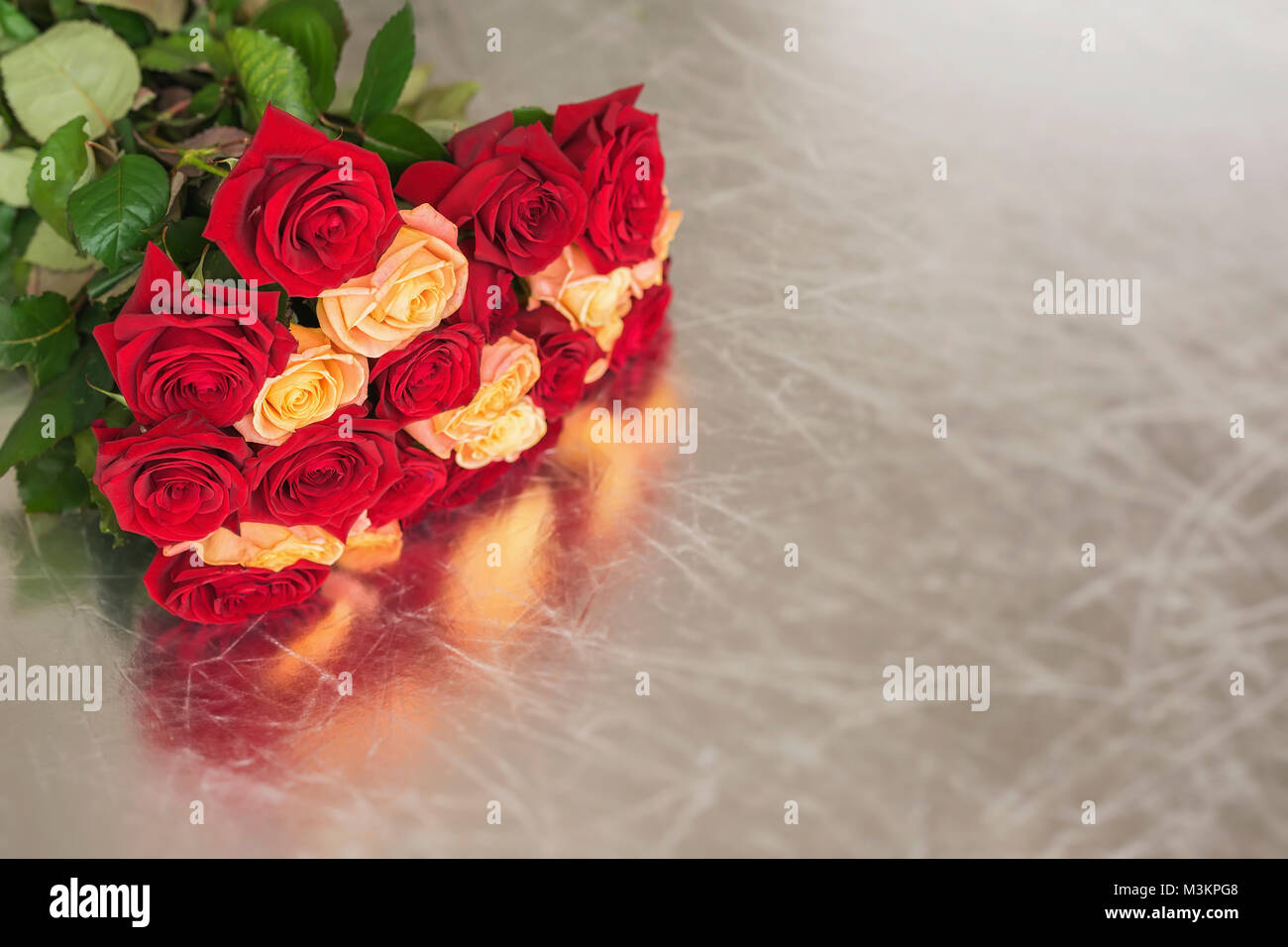 Bouquet di rose di colori luminosi per diletto, simbolo dell'amore, romantiche celebrazioni Foto Stock