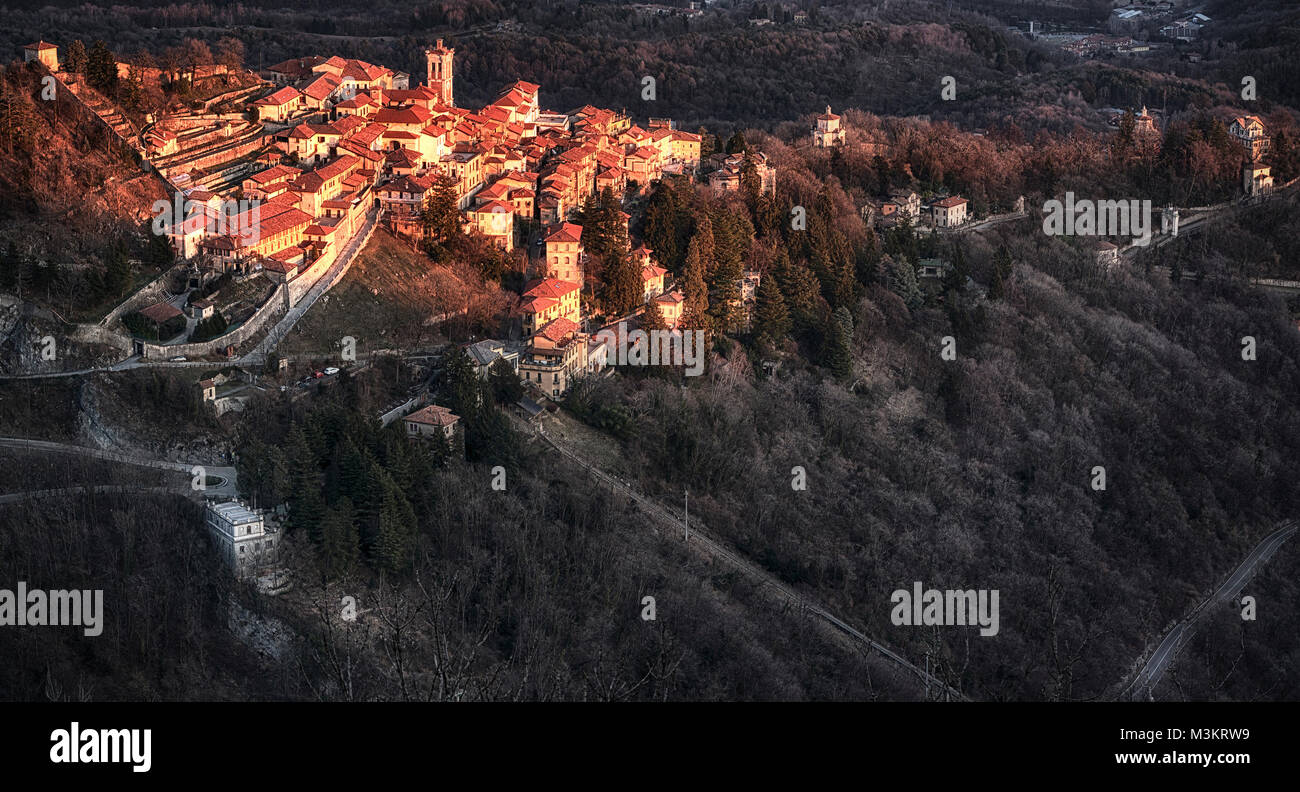 Caldo e soleggiato in luce il borgo antico del Sacro Monte di Varese in un pomeriggio invernale Foto Stock