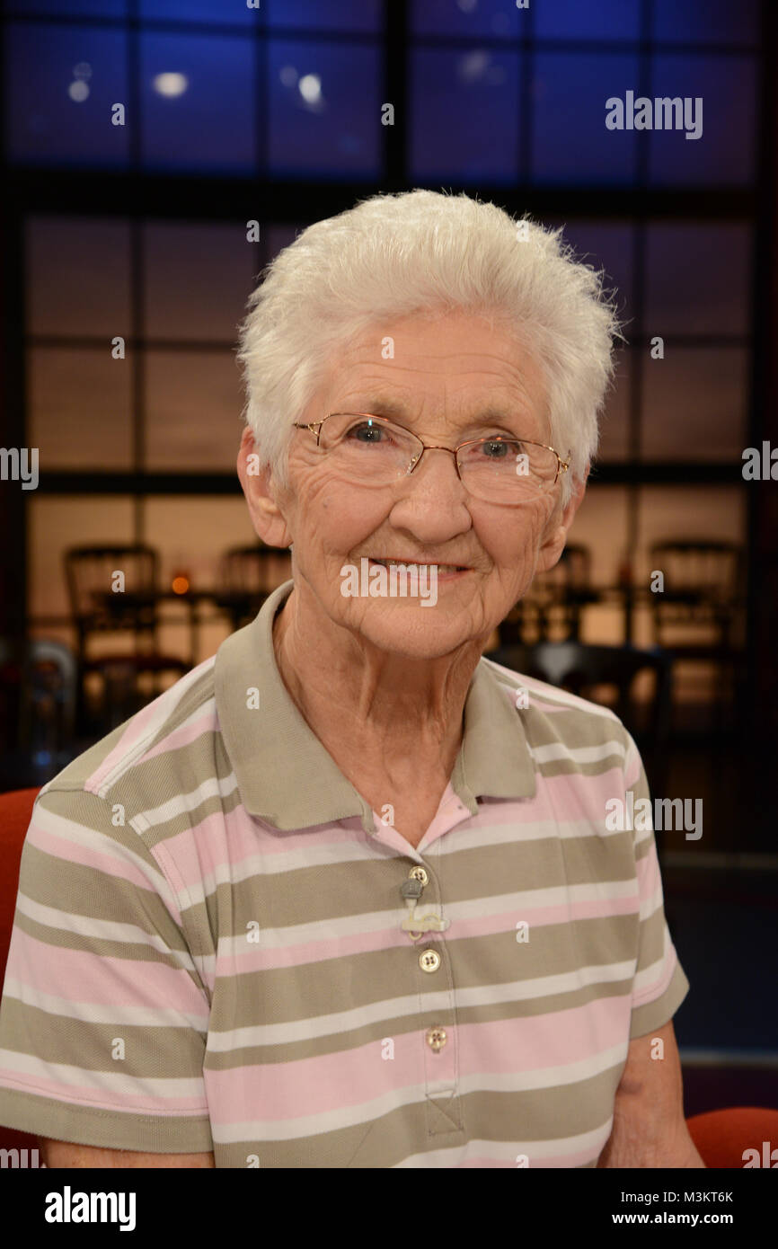 Johanna Quaas, leidenschaftliche Turnerin im Portraet als Gast bei der Folge 387 der WDR Fernseh Talkshow Koelner Treff am Freitag 15.07.2016. Immer in Bewegung bleiben!' Dieses Leitmotiv hat das komplette Leben der 1925 geborenen Turnerin Johanna Quaas bestimmt. Die ehemalige Sportlehrerin, die im Alter sportiv noch einmal richtig durchstartet. Foto Stock