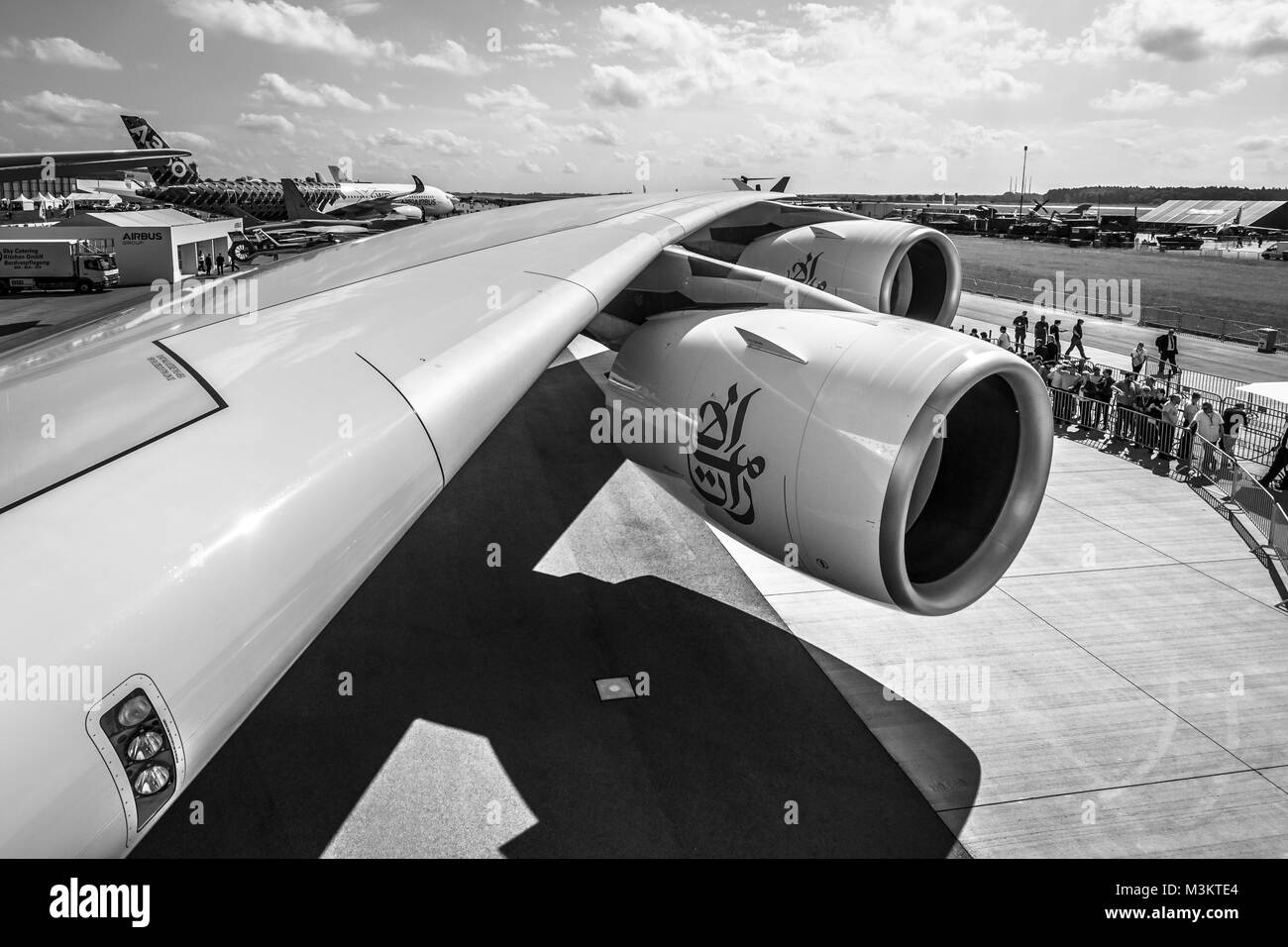 Berlino, Germania - 01 giugno 2016: dettaglio del parafango e un motore turbofan 'Engine Alliance GP7000' di aeromobili più grandi del mondo - Airbus A380. Emirates Airline. In bianco e nero. Mostra ILA Berlin Air Show 2016 Foto Stock
