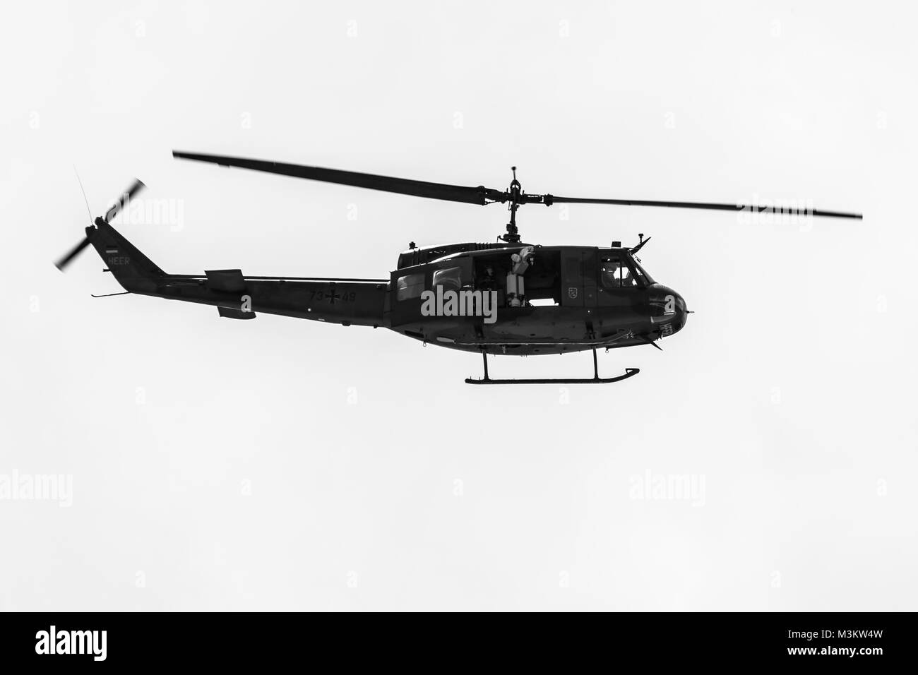 Berlino, Germania - 02 giugno 2016: dimostrazione di volo di militare elicottero Bell UH-1 Iroquois. Esercito Tedesco. In bianco e nero. Mostra ILA Berlin Air Show 2016 Foto Stock