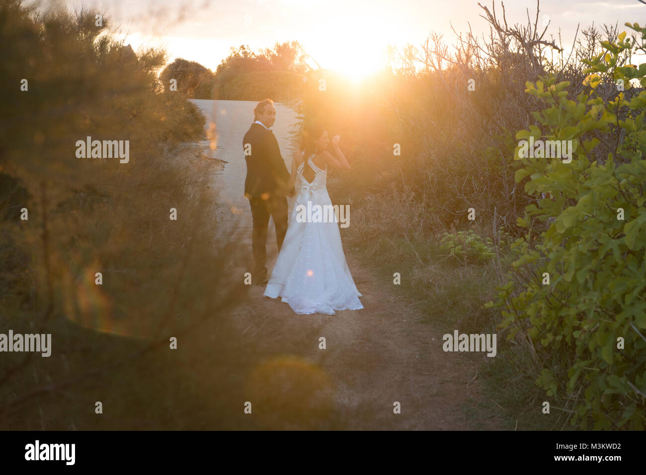 Appena una coppia sposata in posizione meravigliosa del Plemmirio (Siracusa in Sicilia) Foto Stock