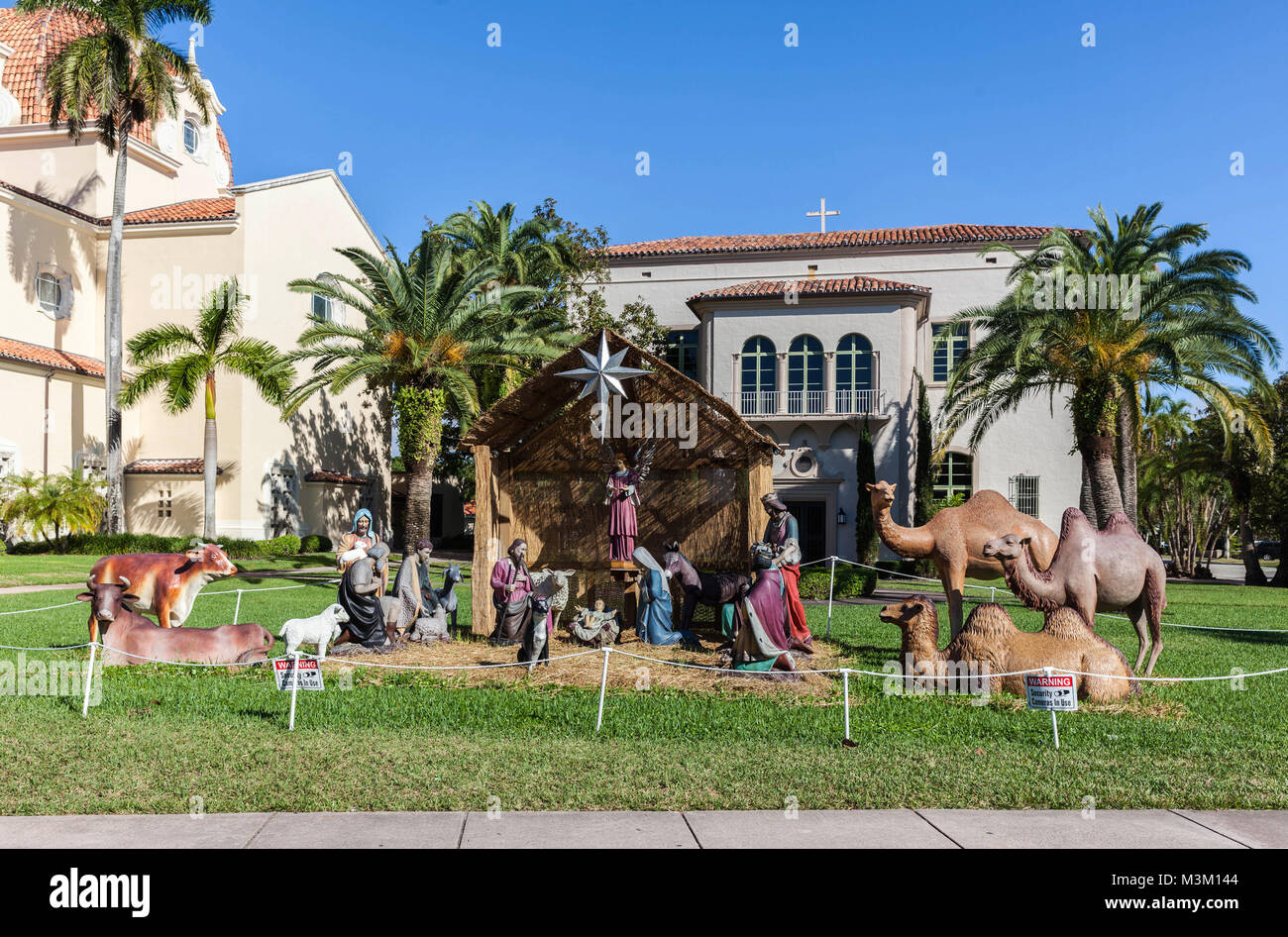 Dimensioni di vita scena della Natività al di fuori della chiesa del Piccolo Fiore, Coral Gable, Miami-Dade, Florida, Stati Uniti d'America. Foto Stock