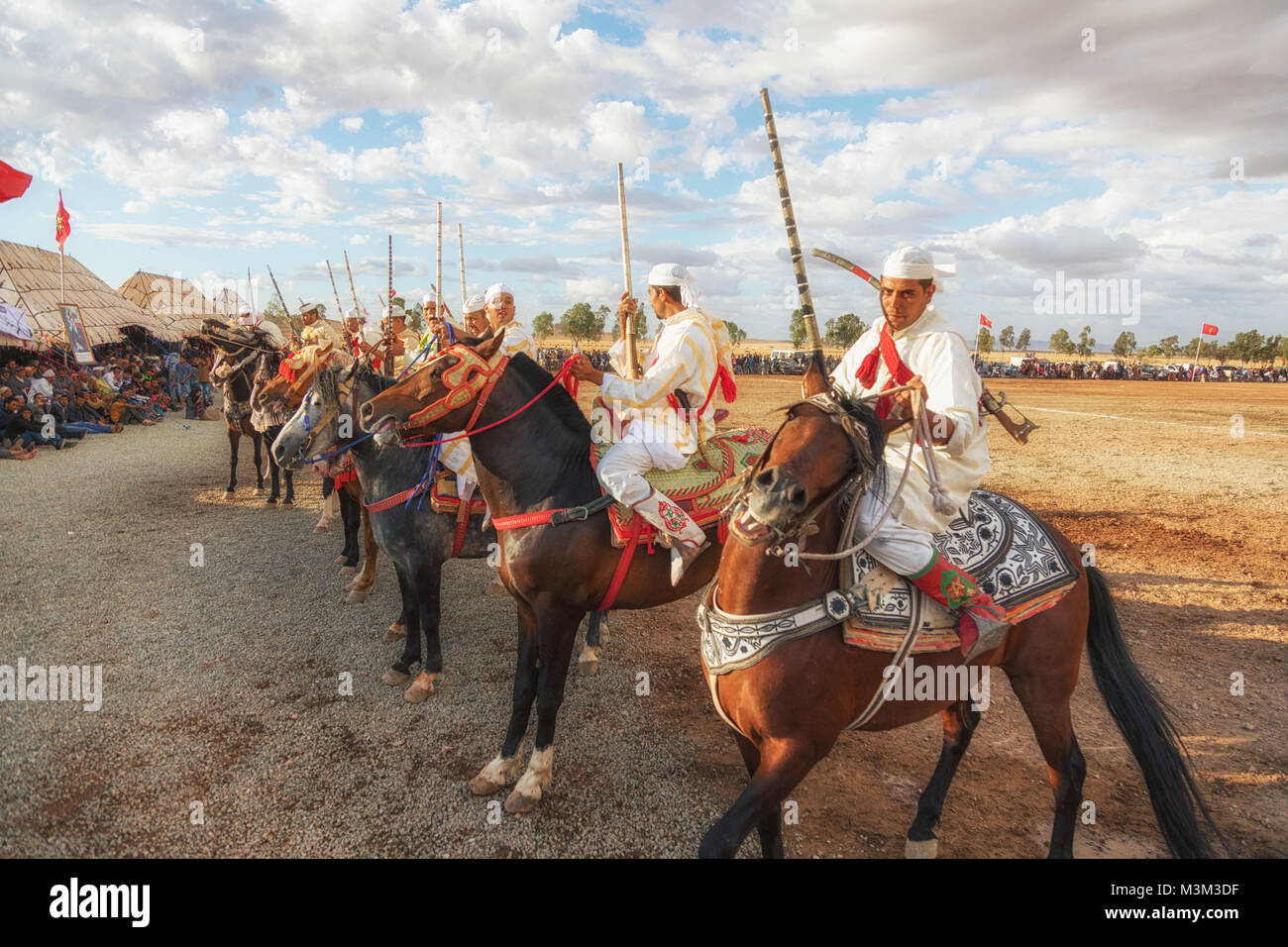 Cavalli e Cavalieri in carica con i cavalli e la ripresa di moschetti rievoca la guerra scene di attacco Tbourida Mzoudia in Marocco Foto Stock