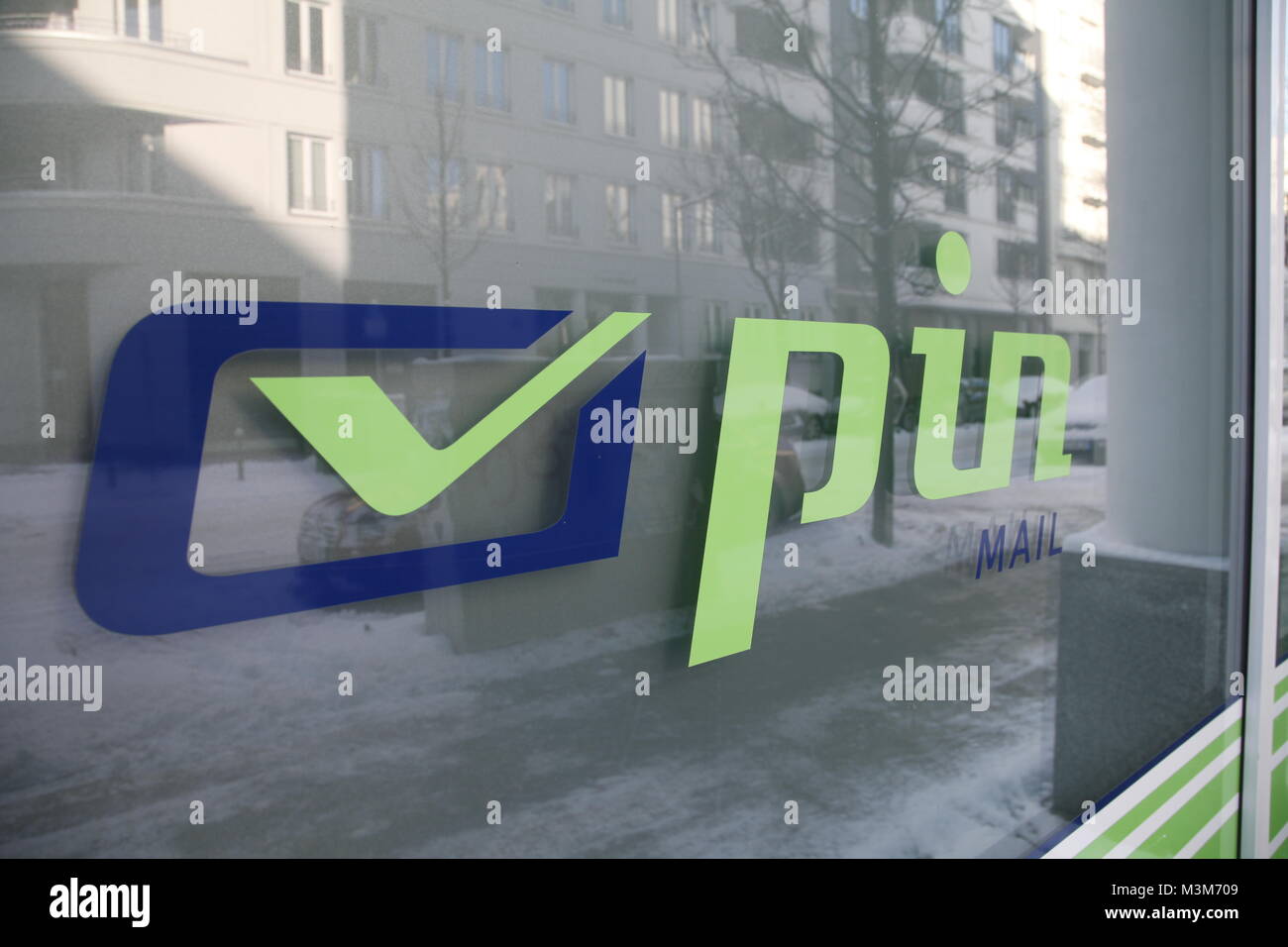 Pin logo ag auf schaufenster Foto Stock