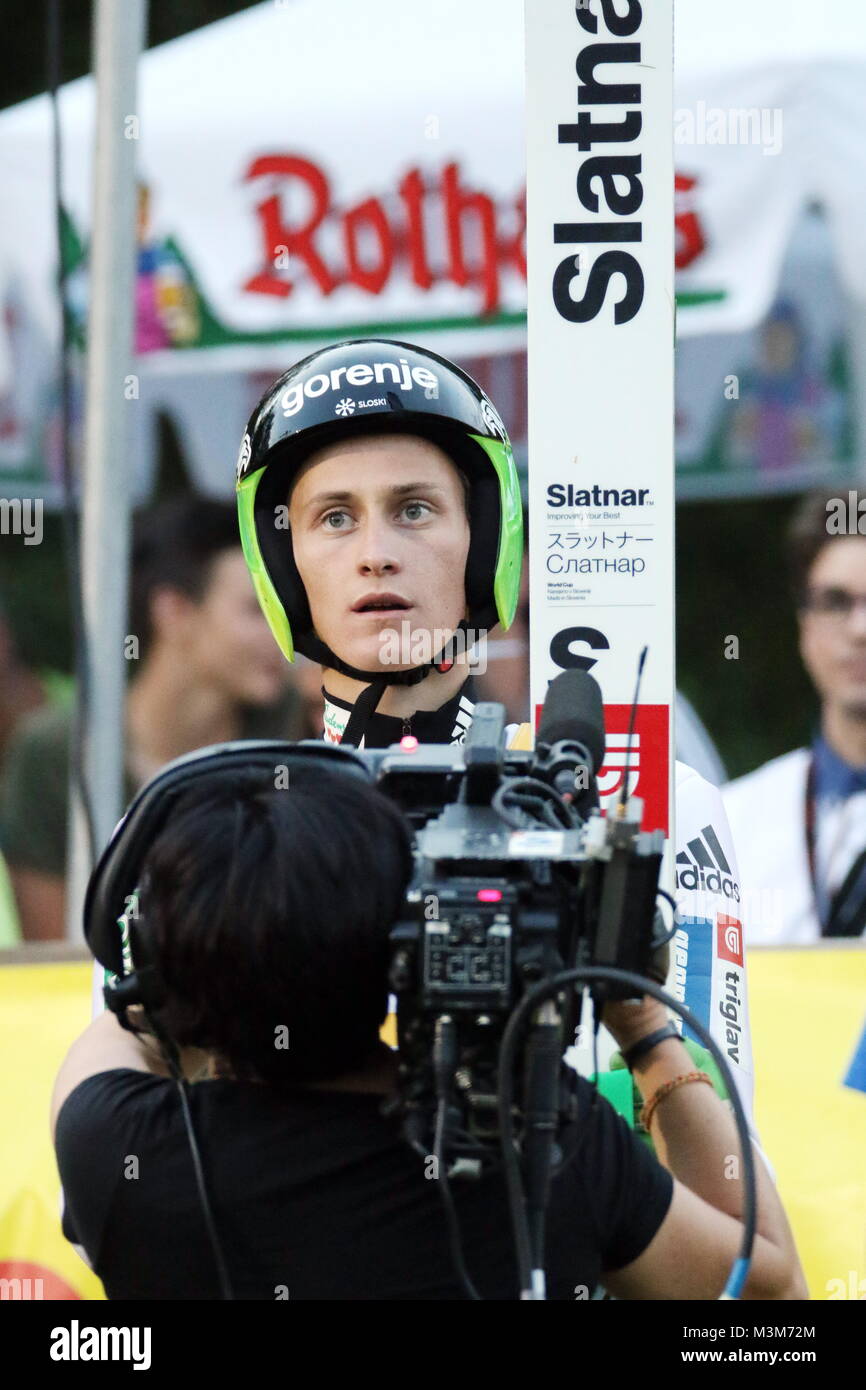 Im Fokus der TV-Kameras: Domen Prevc (Slowenien / SLO) beim Einzelwettkampf FIS Sommer Grand Prix 2016 Hinterzarten Foto Stock