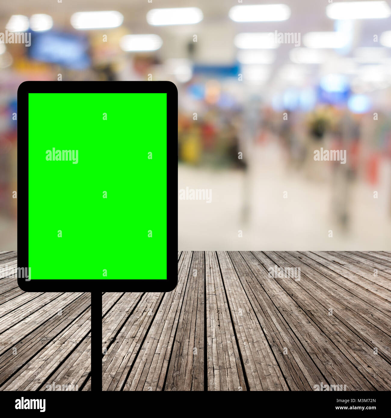 Abstrast sfondo sfocato : supermercato IPERCOOP con monitor digitali Foto Stock