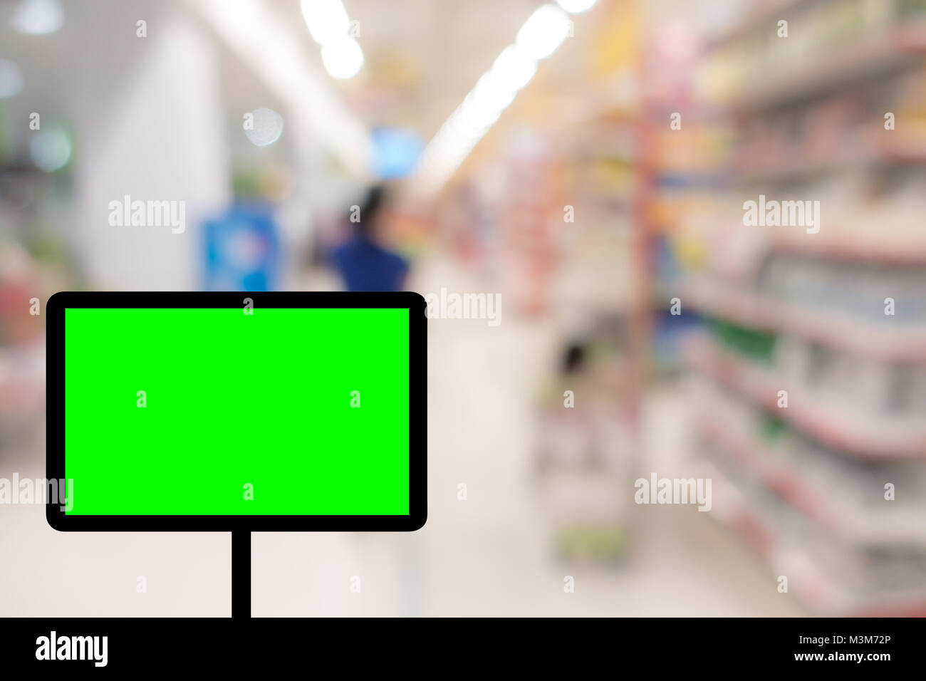 Abstrast sfondo sfocato : supermercato IPERCOOP con monitor digitali Foto Stock