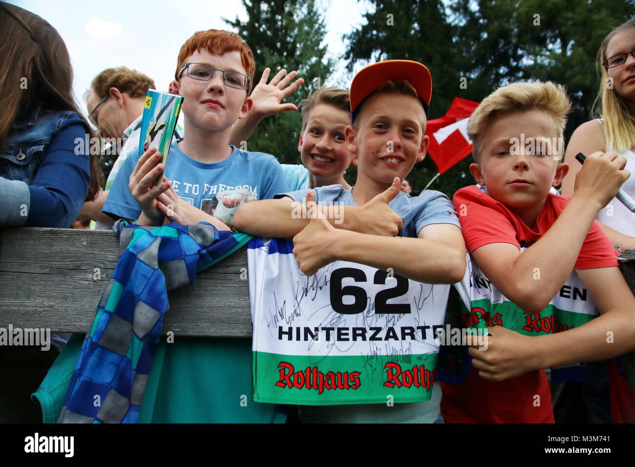 Junge Autogrammjäger beim Einzelwettkampf FIS Sommer Grand Prix 2016 Hinterzarten Foto Stock
