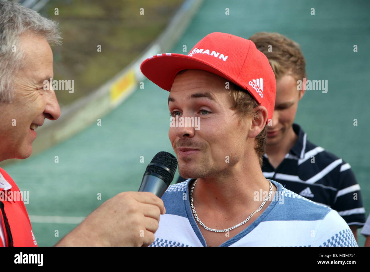 Fabian Rießle von der SZ Breitnau im Interview mit Wolfi Hostmann, Einzelwettkampf FIS Sommer Grand Prix 2016 Hinterzarten Foto Stock
