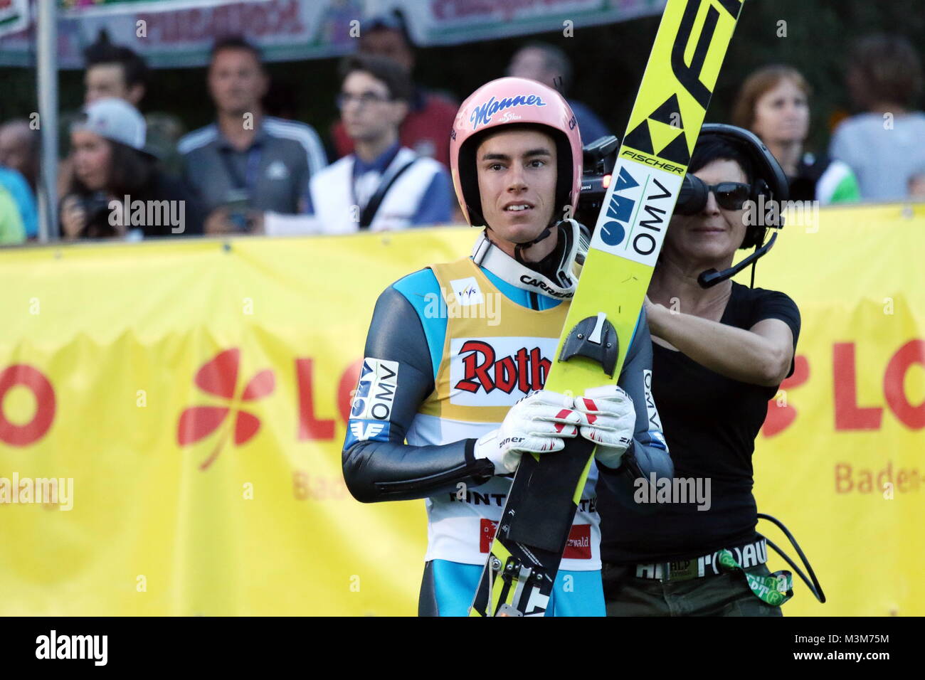 Stefan Kraft (Österreich / AUT) schaut noch ungläubig zur Anzeigetafel, am Ende reichte es zum 2. Platz beim Einzelwettkampf FIS Sommer Grand Prix 2016 Hinterzarten Foto Stock