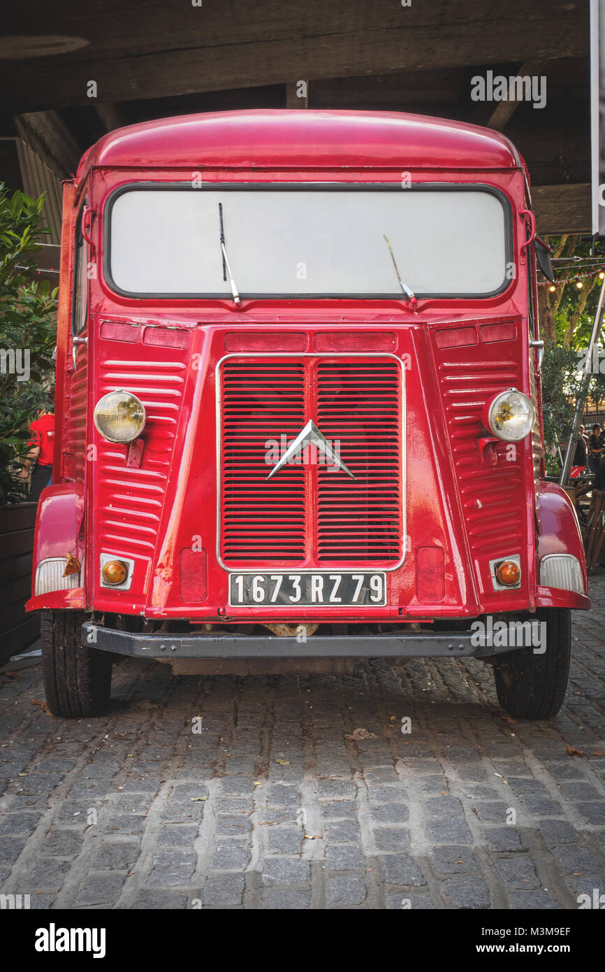 Londra (UK) - Agosto 2017. Vintage red Citroen HY van parcheggiato sulla banca del sud la regina a piedi. Formato verticale. Foto Stock