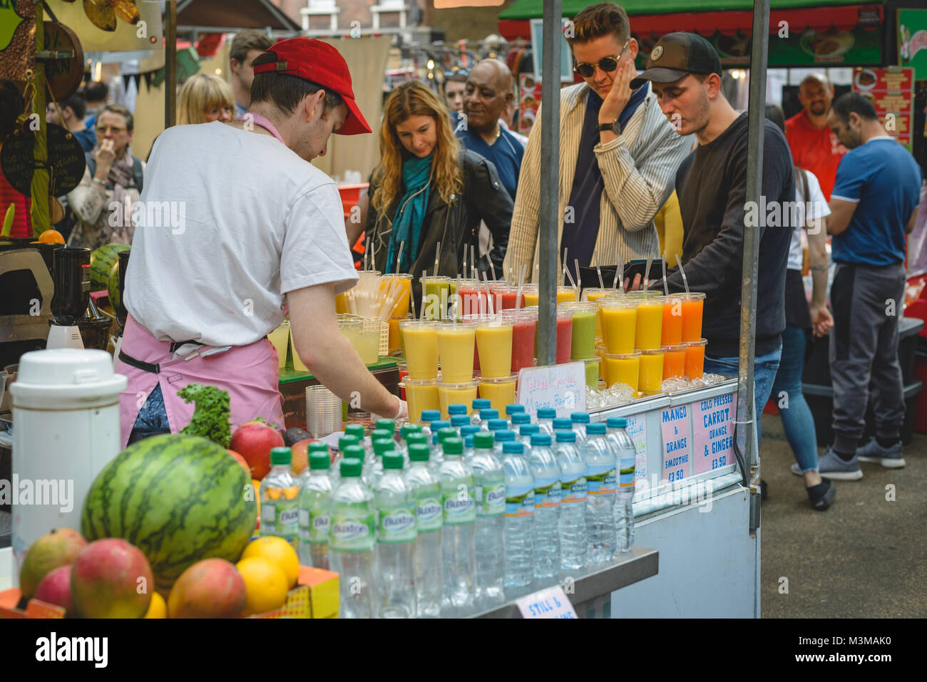 Londra (UK) - Agosto 2017. Frutta e Smoothie Stall in Spitalfields Market nella zona est di Londra. Formato orizzontale. Foto Stock