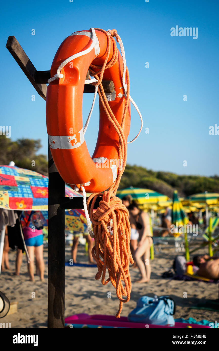 Gallipoli (Italia), Agosto 2017. Ciambella rossa sulla spiaggia di Padula Bianca. Formato verticale. Foto Stock