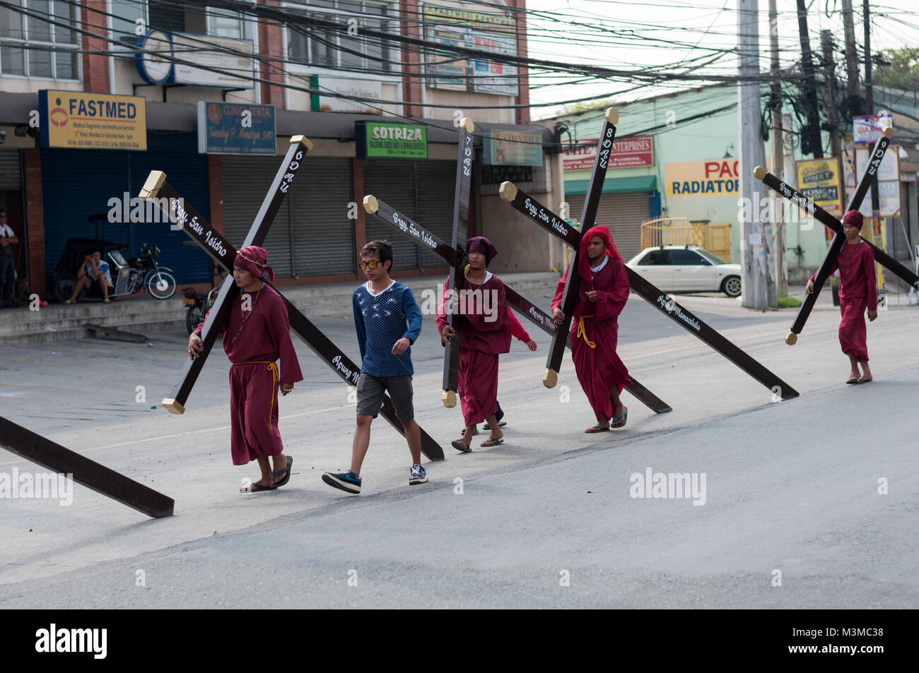 San Fernando, provinz pampanga, Luzon, Philippinen-Maerz 25, 2016: Osterprozession in der Stadt San Fernando, Glaeubige tragen Kreuze. Foto Stock