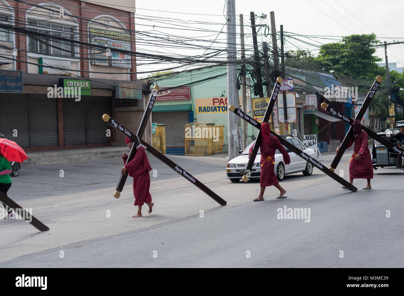 San Fernando, provinz pampanga, Luzon, Philippinen-Maerz 25, 2016: Osterprozession in der Stadt San Fernando, Glaeubige tragen Kreuze. Foto Stock