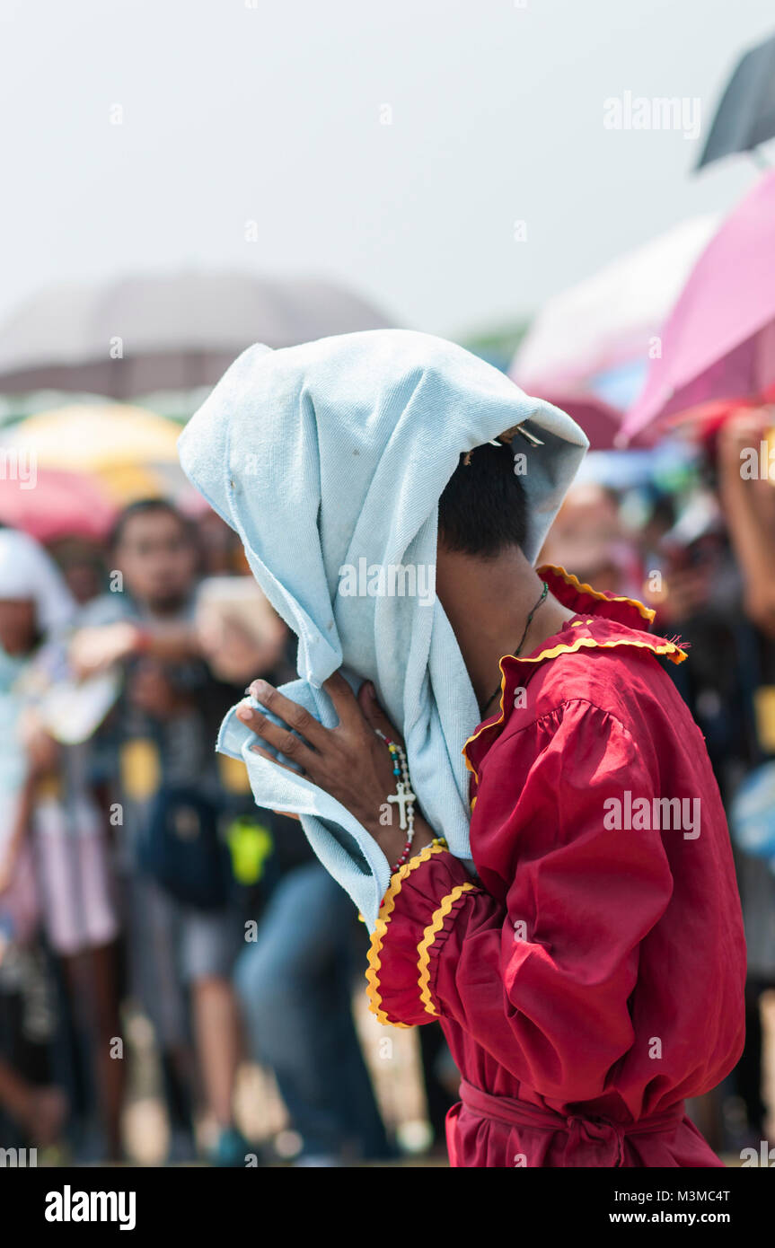 San Fernando, provinz pampanga, Luzon, Philippinen-Maerz 25, 2016: Kreuzigung am Karfreitag in der Stadt San Fernando. Mann bereitet sich auf Kreuzigung vor. Foto Stock