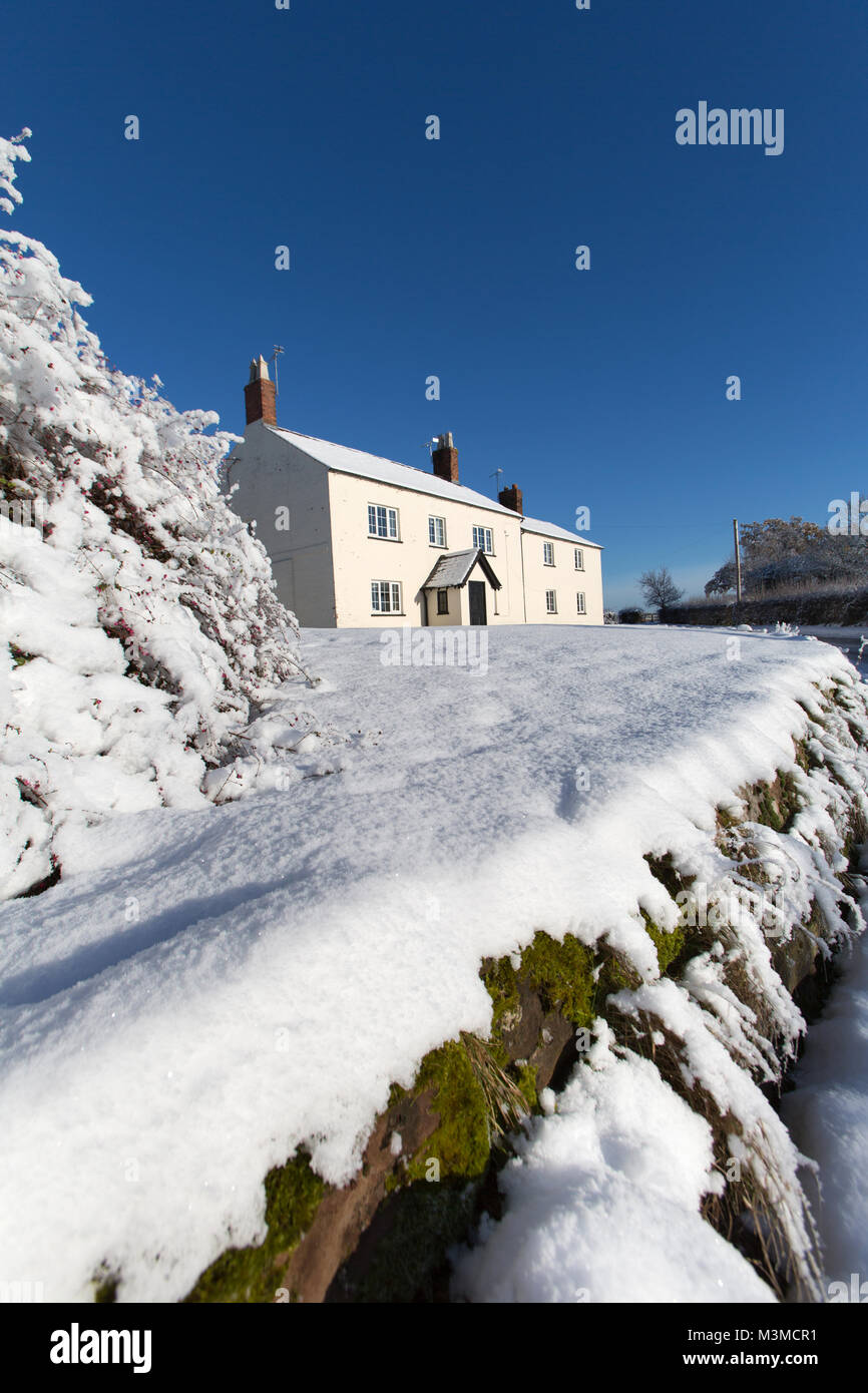 Villaggio di Coddington, Inghilterra. Il pittoresco panorama invernale di una casa rurale nel Cheshire village di Coddington. Foto Stock